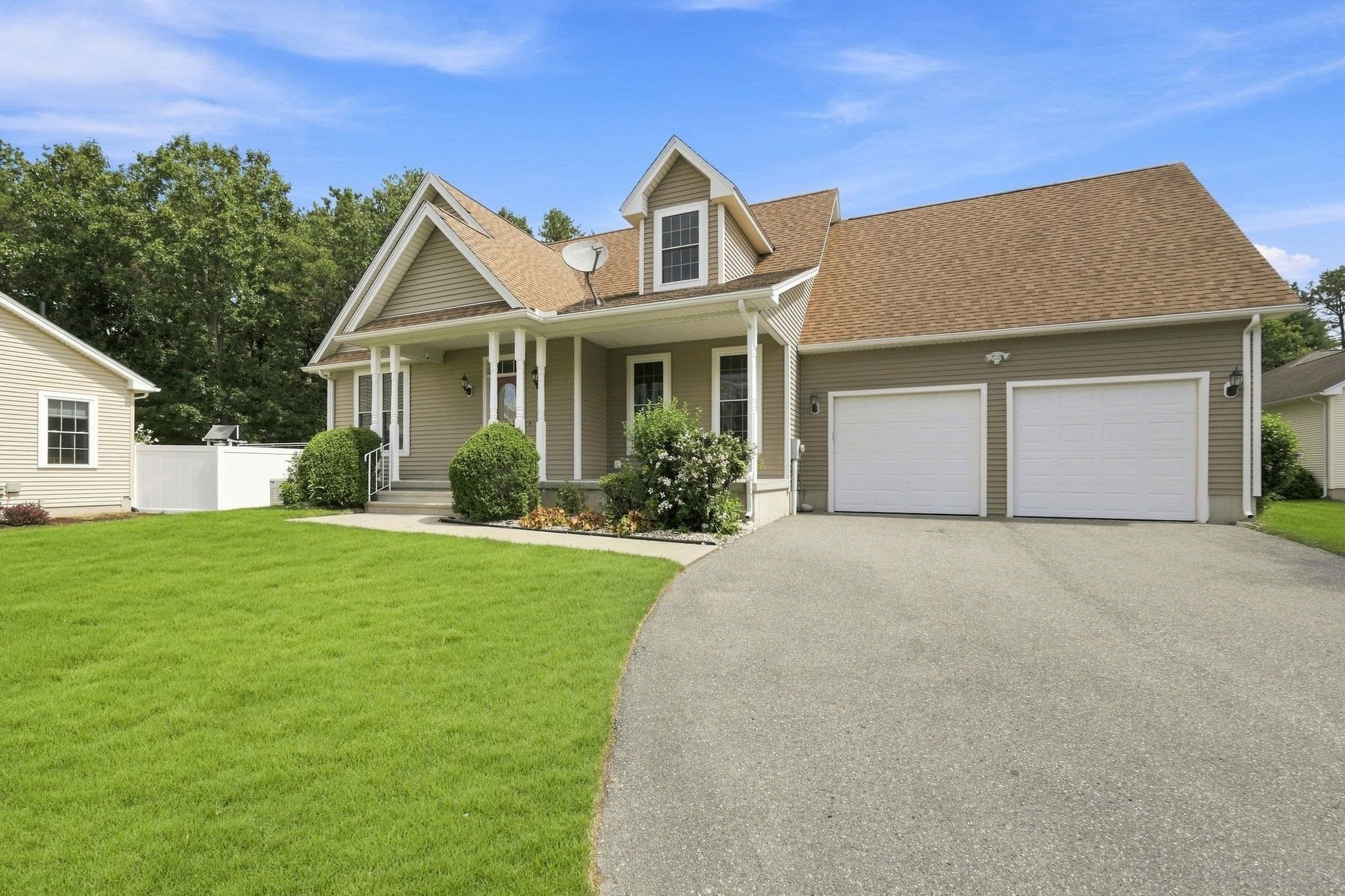 Single Family Residence at 33 Caddyshack Dr, Chicopee MA 01020, Chicopee, photo 2 of 42