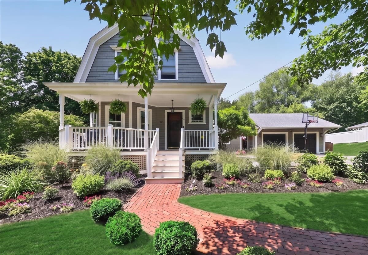 81 Hobart St, Hingham MA 02043
