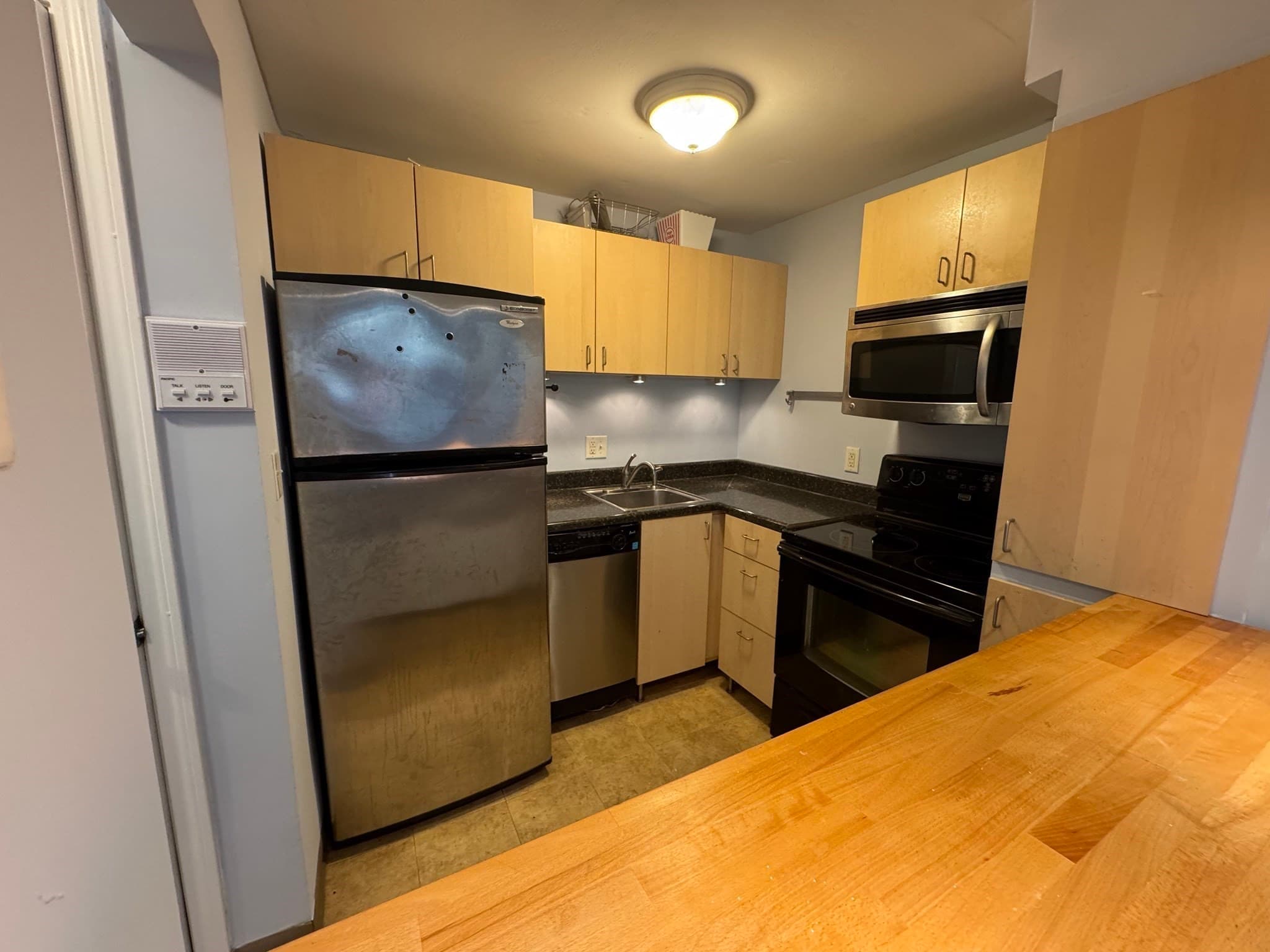 Condominium at 27 Senee Ct # 27, Amesbury MA 01913, photo 2 of 9