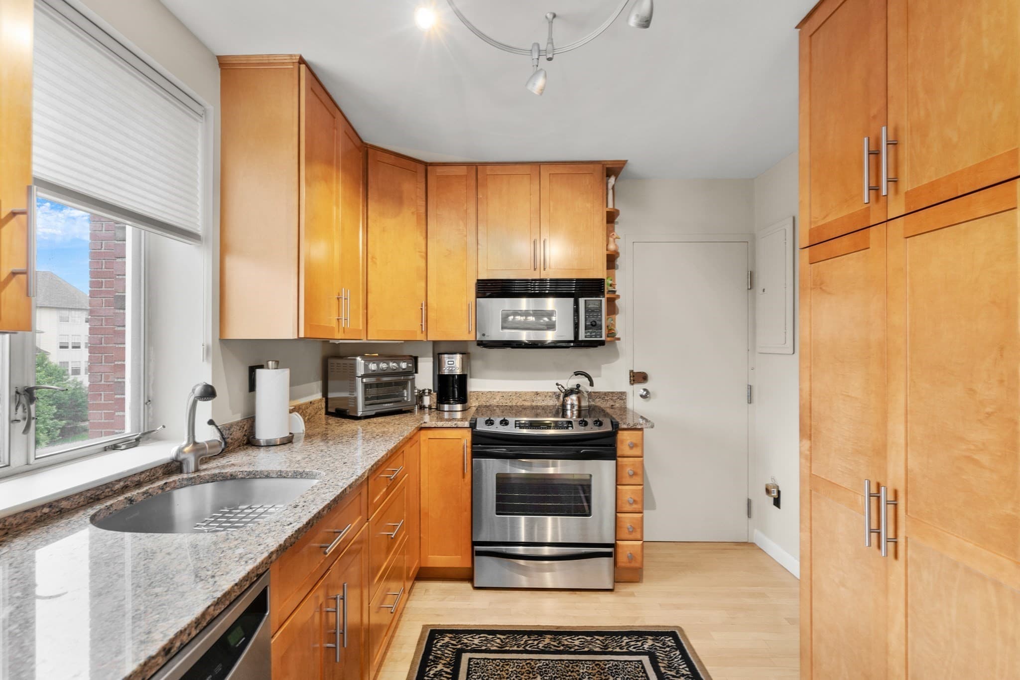 Condominium at 20 Hammond Pond Pkwy # 504, Newton MA 02467, Newton, photo 7 of 24