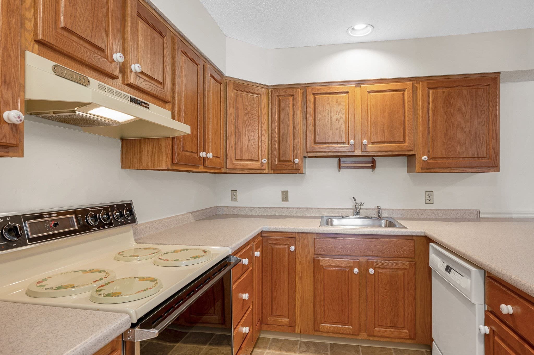Condominium at 102 Hunter's Run # 102, Haverhill MA 01832, Haverhill, photo 10 of 34
