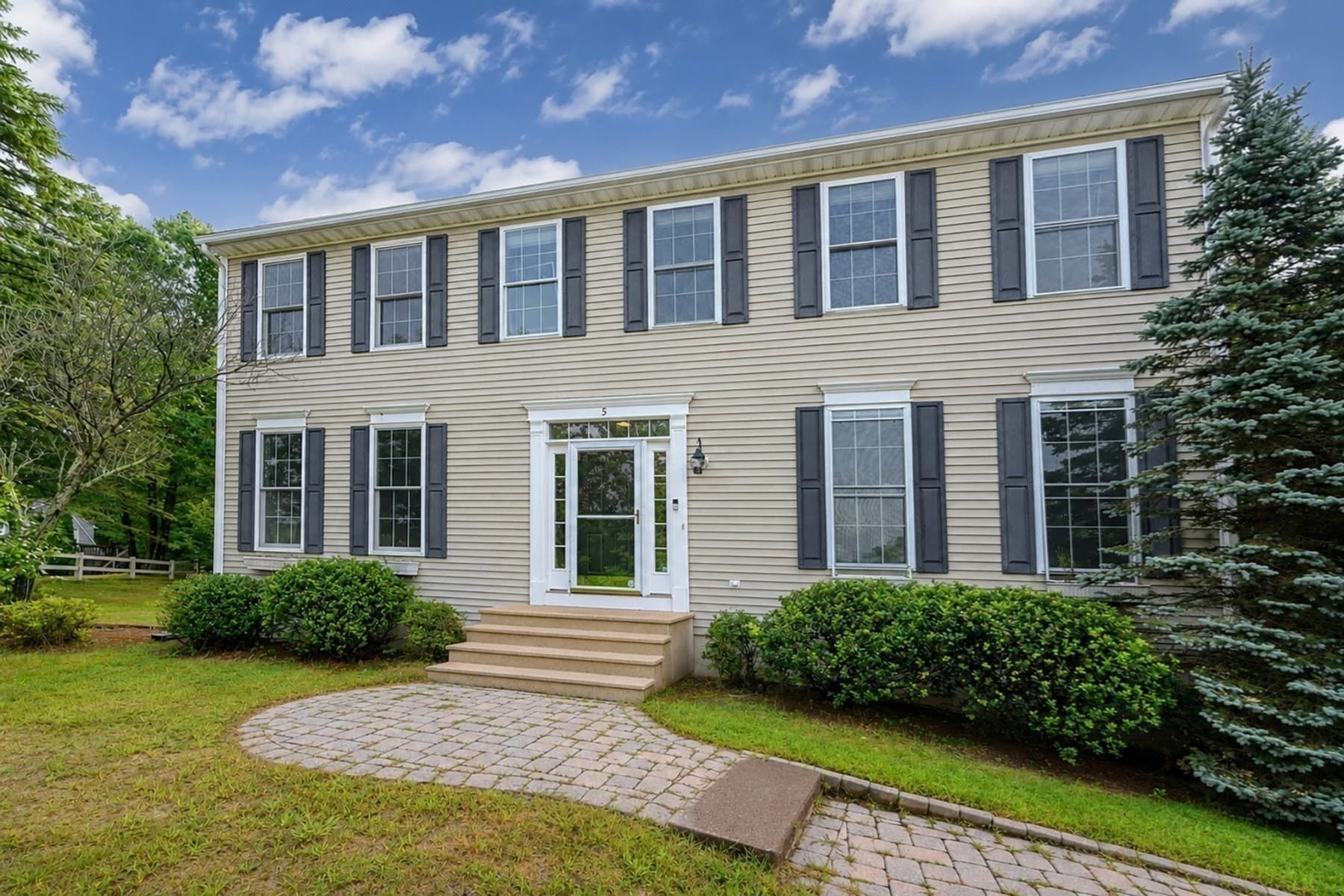 Single Family Residence at 5 Bay Farm Ln, Grafton MA 01560, Grafton, photo 2 of 35