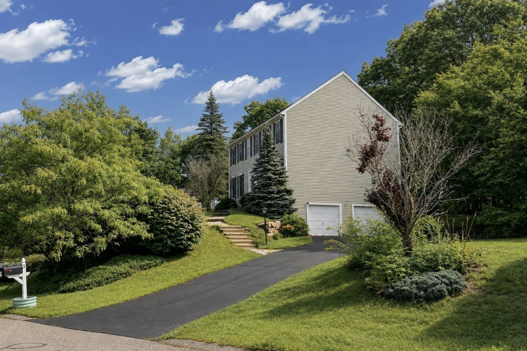 Single Family Residence at 5 Bay Farm Ln, Grafton MA 01560, Grafton, photo 3 of 35
