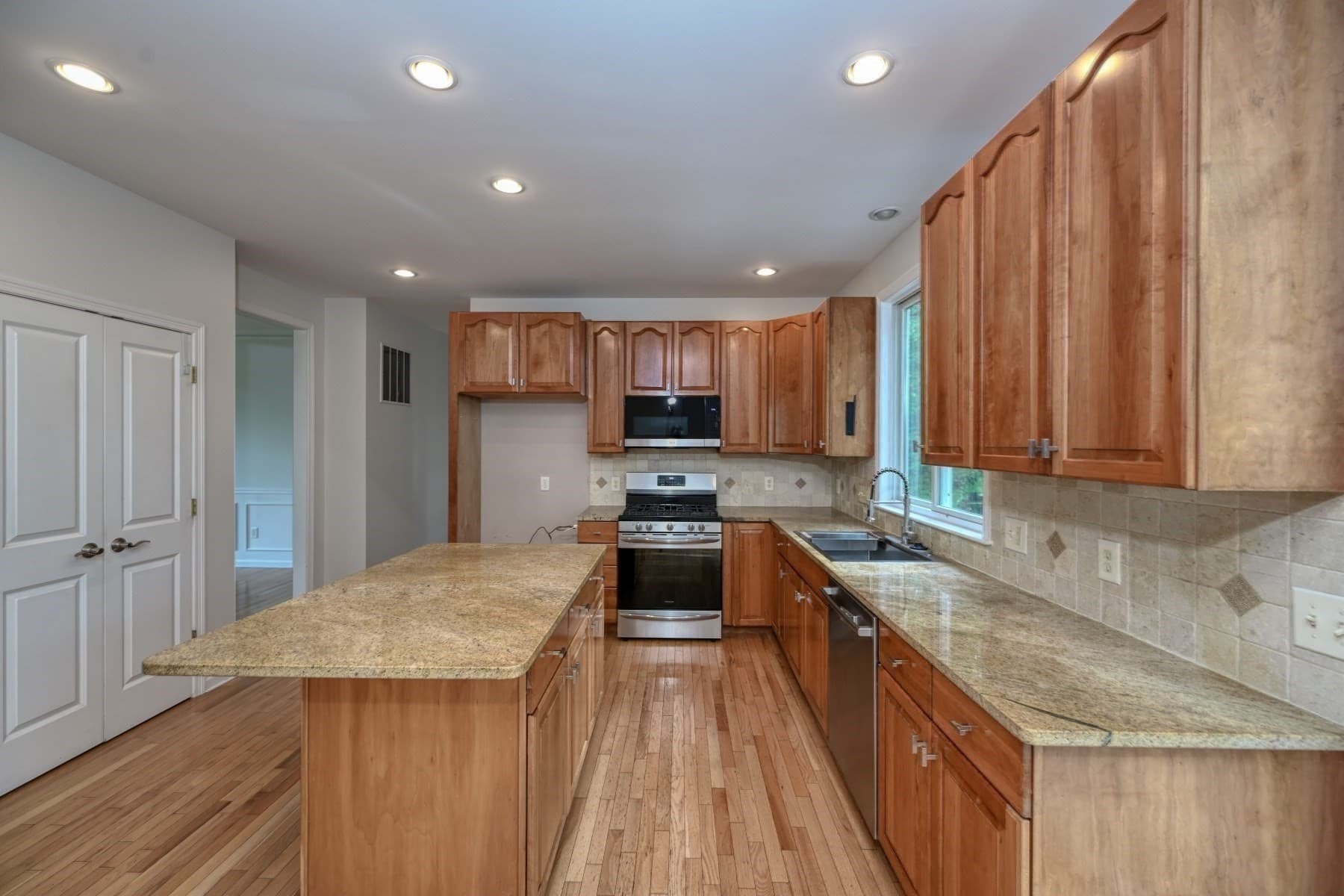 Single Family Residence at 5 Bay Farm Ln, Grafton MA 01560, Grafton, photo 5 of 35