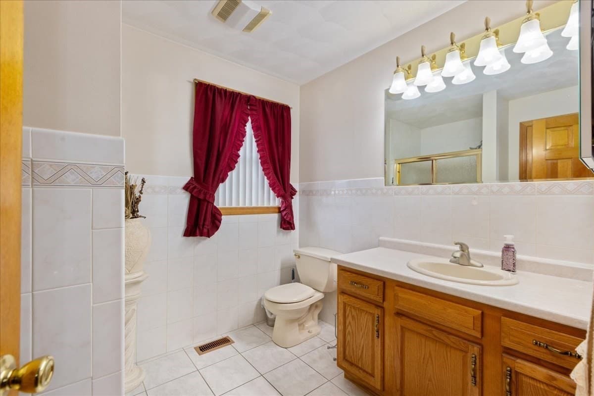 Single Family Residence at 8 Hunter Ave, Methuen MA 01844, Methuen, photo 13 of 29