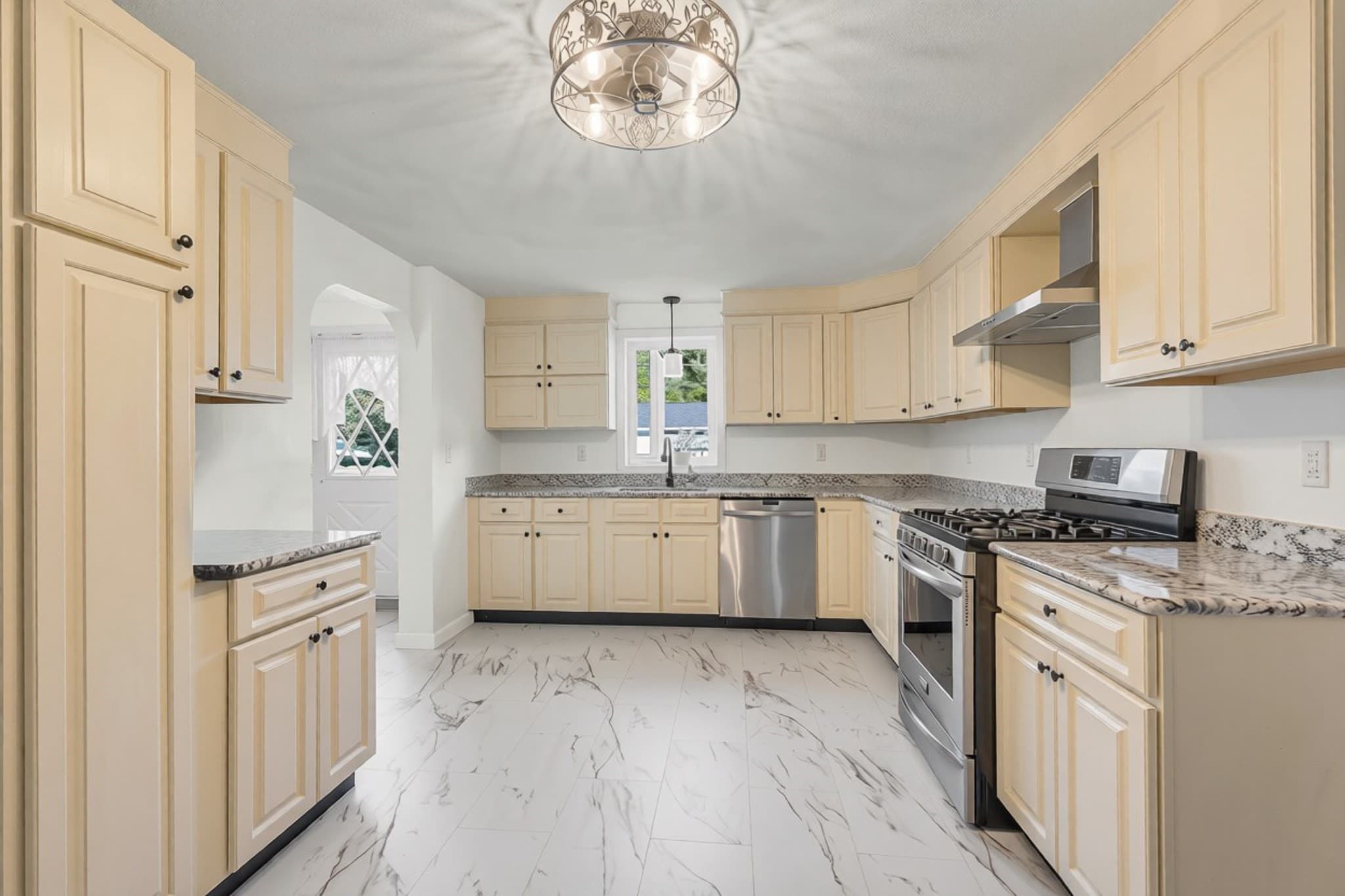 Single Family Residence at 126 Montaup Ave, Dracut MA 01826, Dracut, photo 3 of 41