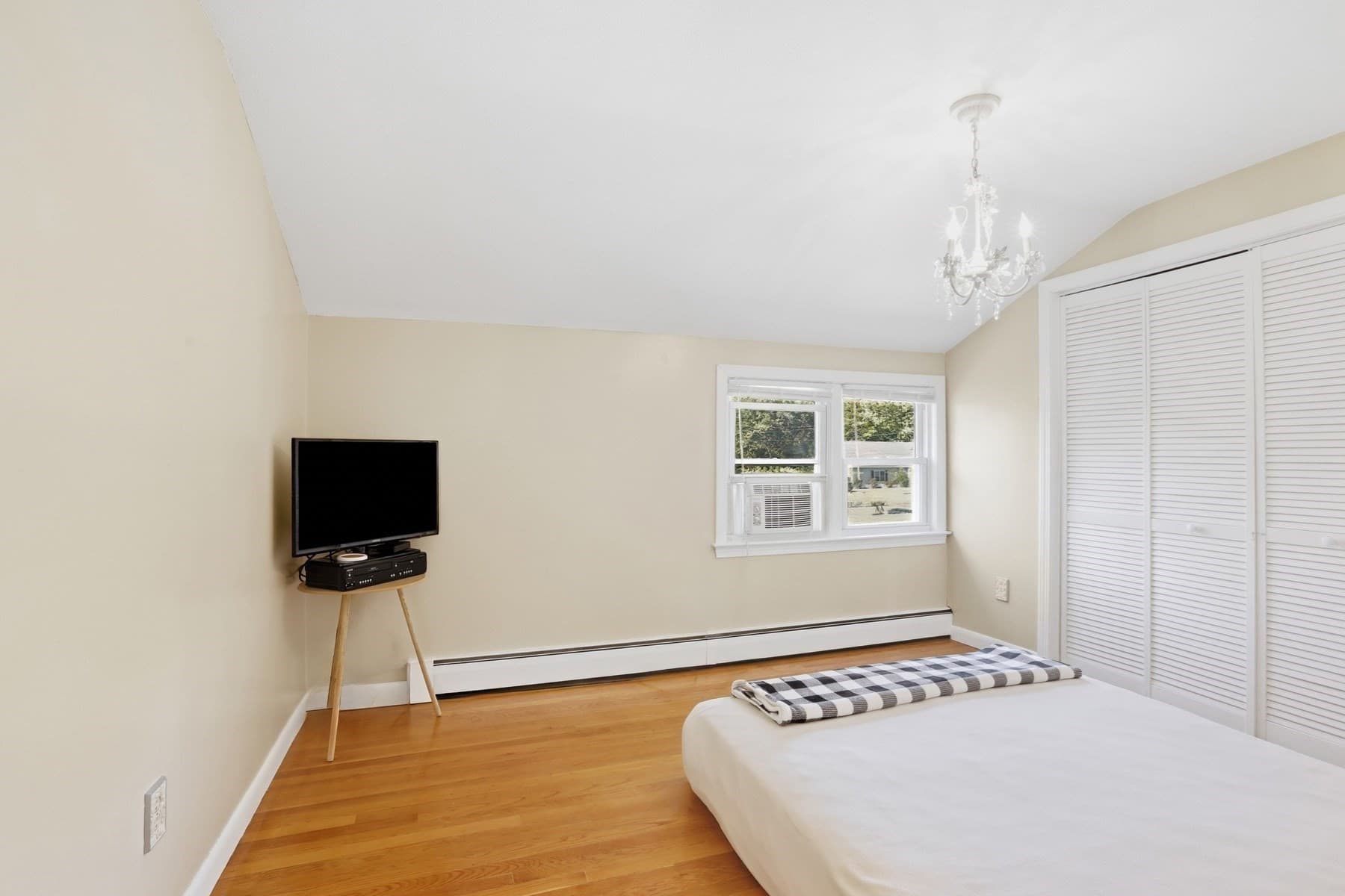 Single Family Residence at 126 Montaup Ave, Dracut MA 01826, Dracut, photo 5 of 41