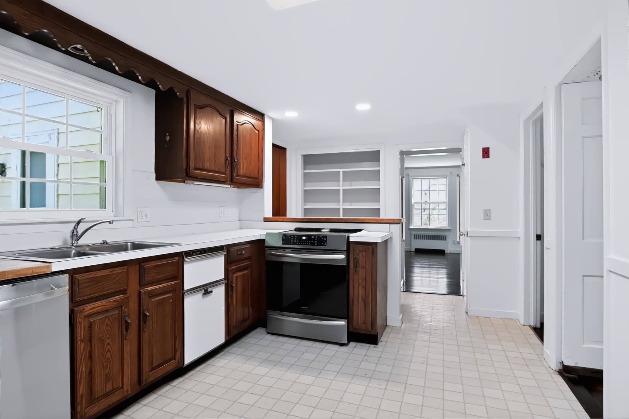 Single Family Residence at 10 Damon Rd, Holden MA 01520, Holden, photo 9 of 42