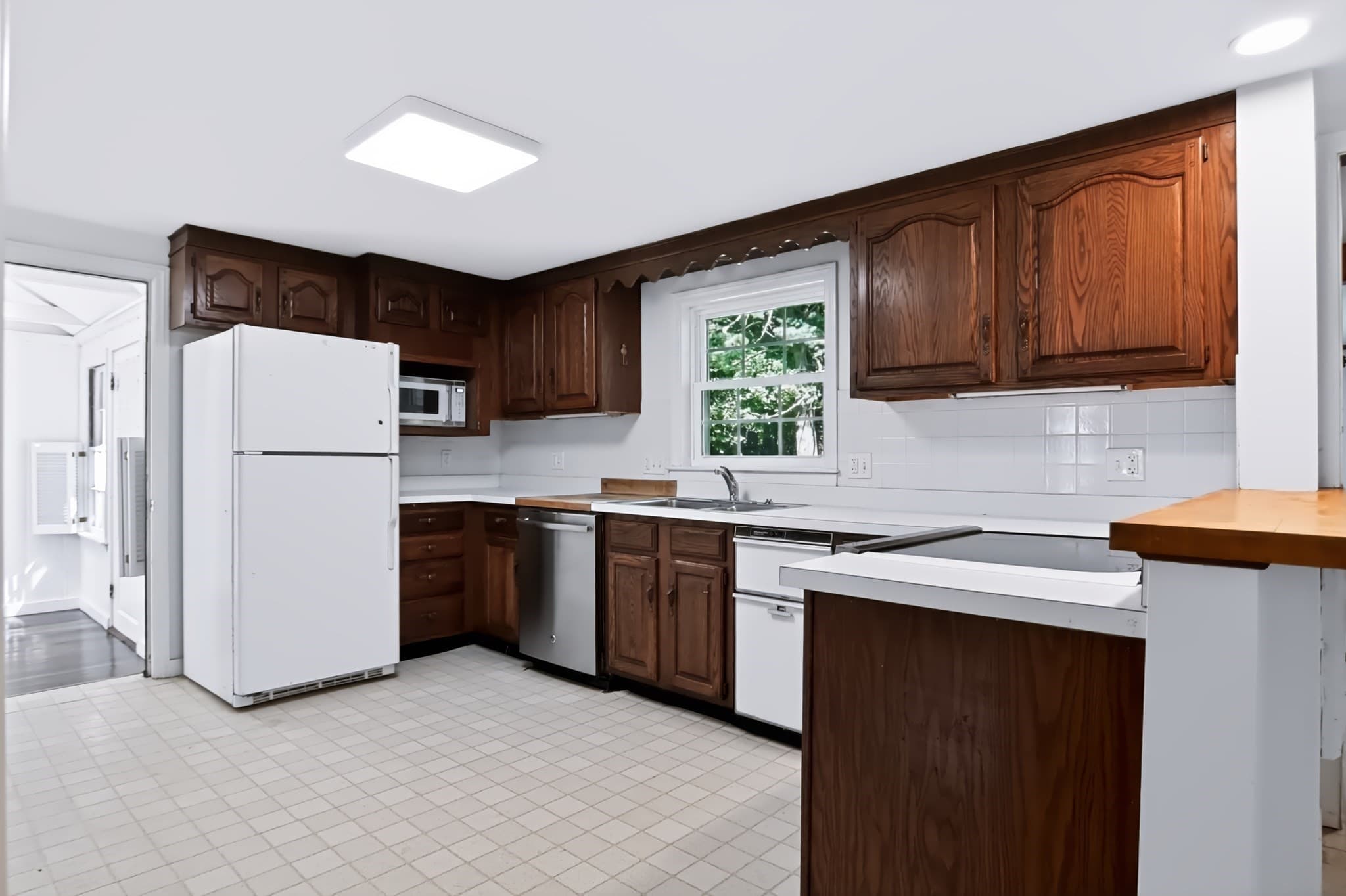 Single Family Residence at 10 Damon Rd, Holden MA 01520, Holden, photo 8 of 42