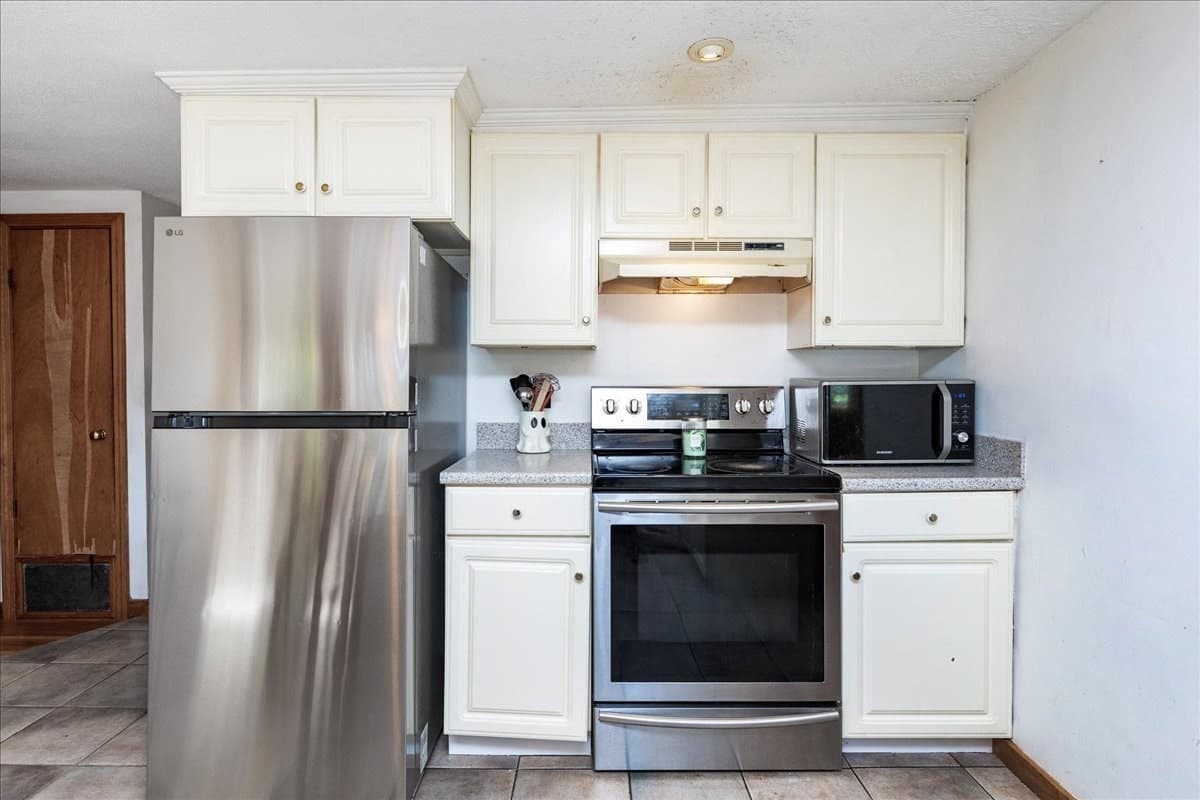 Single Family Residence at 43 Crestwood Cir, Lawrence MA 01843, Lawrence, photo 4 of 24