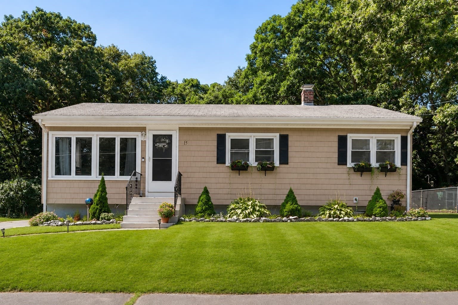 15 Dawes St, Blackstone MA 01504
