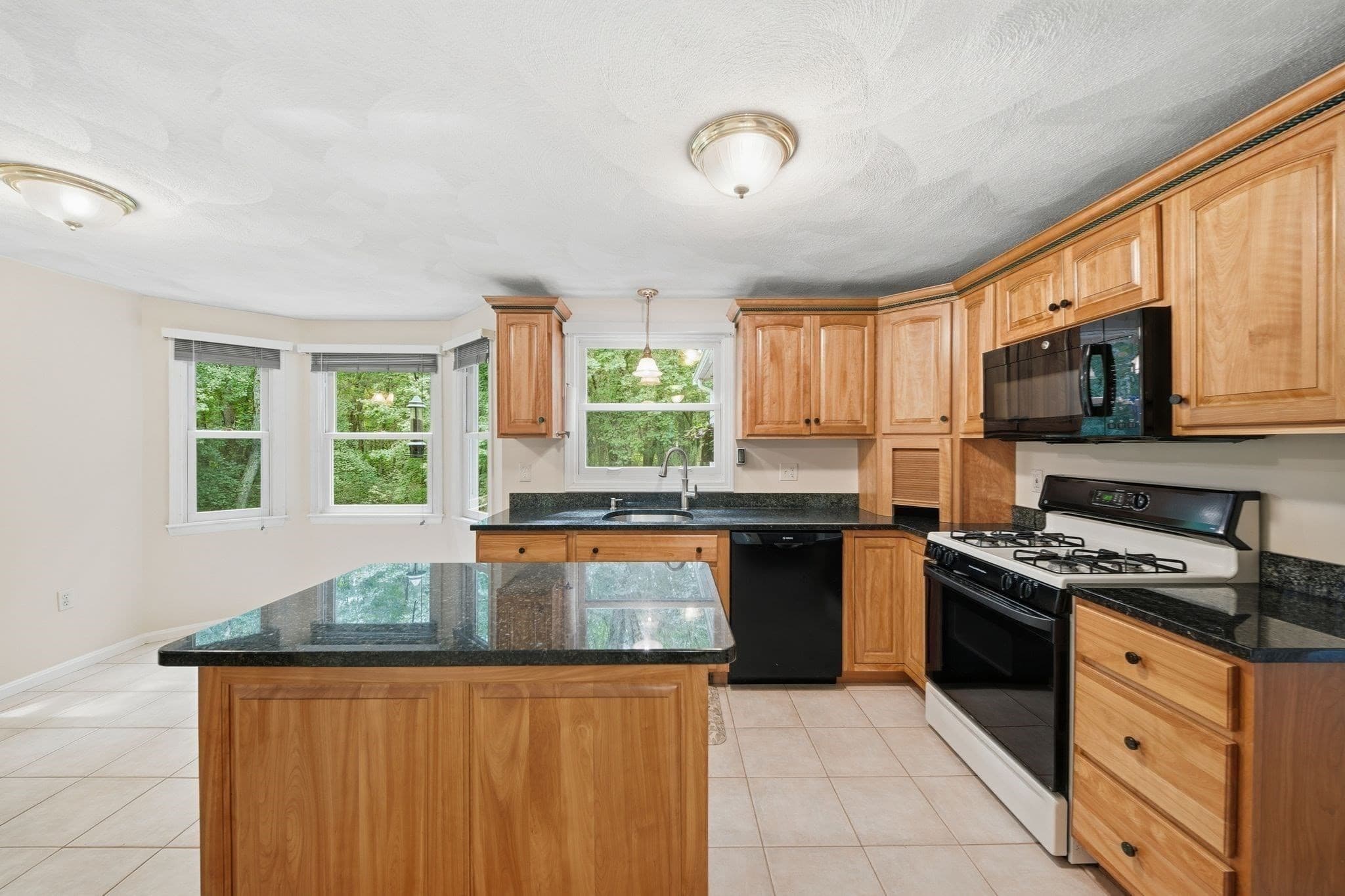 Single Family Residence at 131 Federal St, Wilmington MA 01887, Wilmington, photo 3 of 41