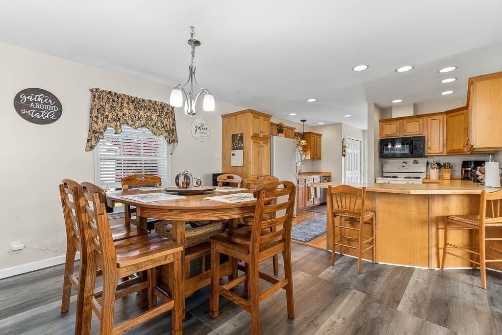 Single Family Residence at 21 Hemlock Dr, Bridgewater MA 02324, Bridgewater, photo 6 of 22