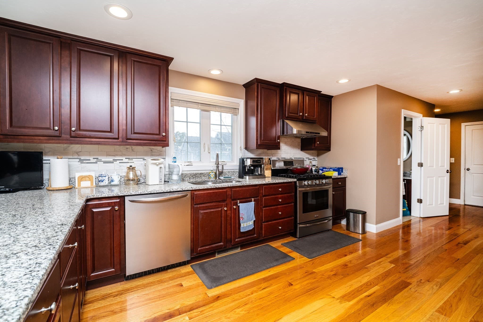 Single Family Residence at 28. Woodlawn Ave, Billerica MA 01821, Billerica, photo 7 of 31