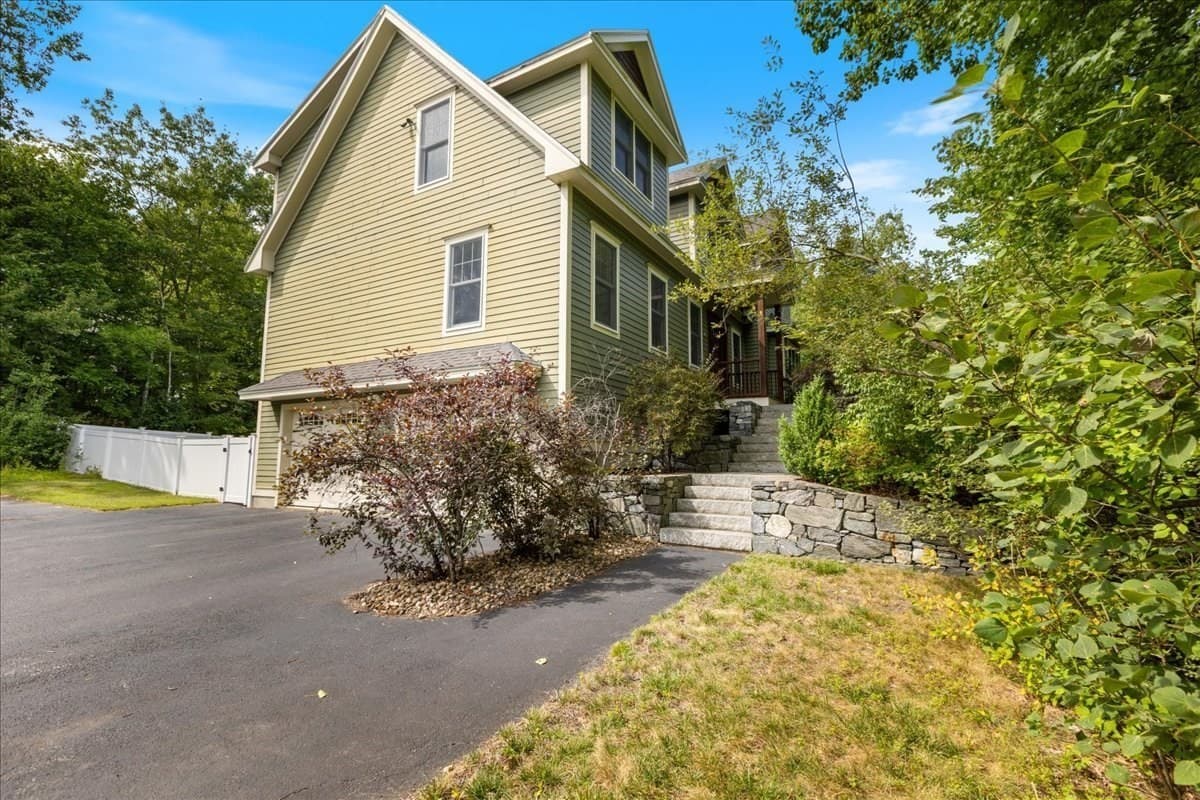 137 Garland Dr, Pelham NH 03076