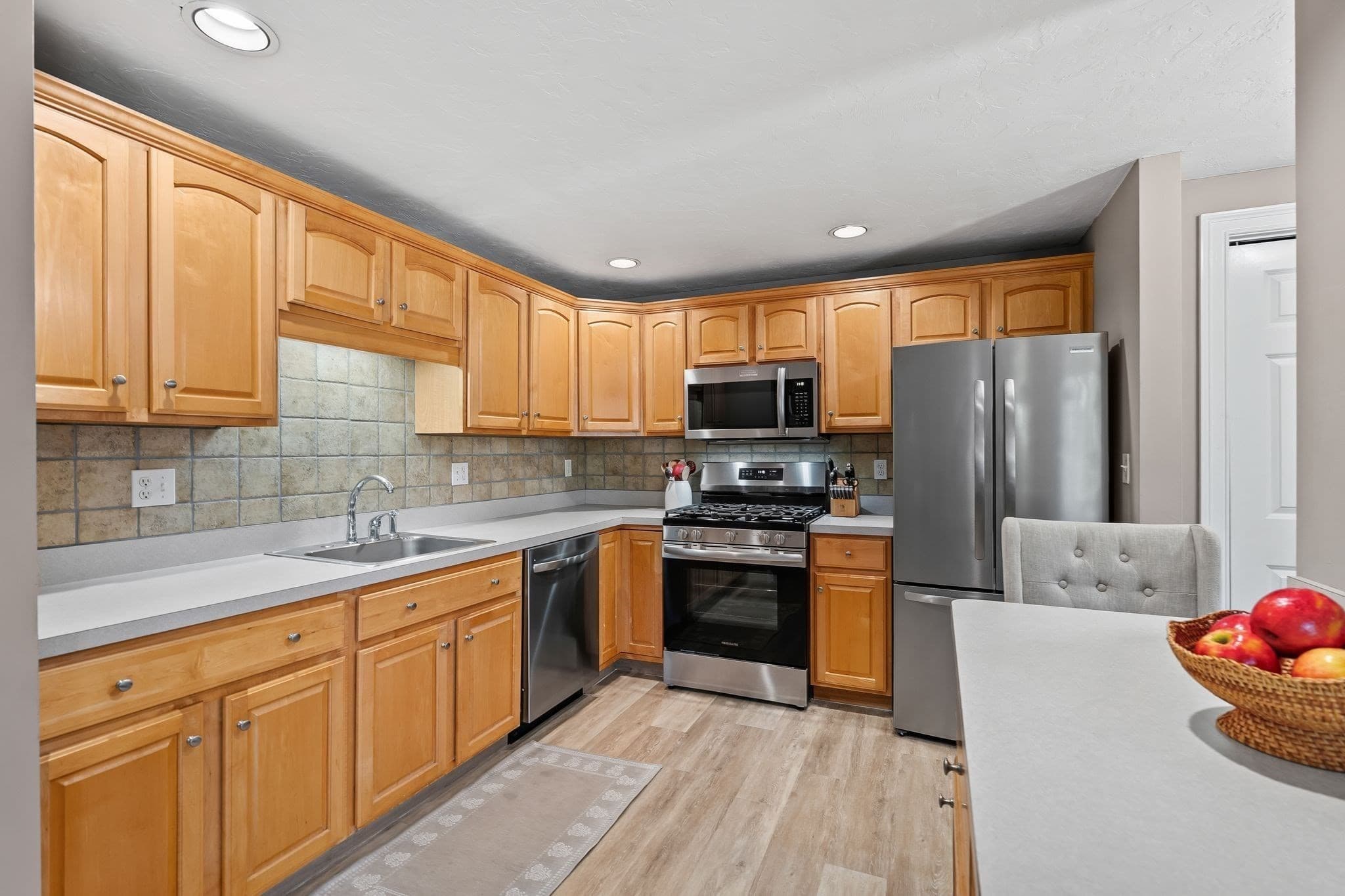 Condominium at 864 Brockton Ave # 864, Abington MA 02351, Abington, photo 13 of 36