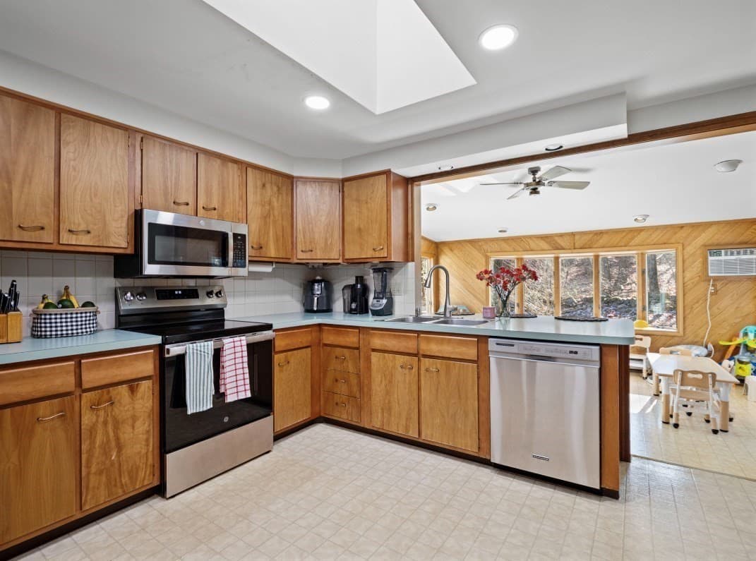 Single Family Residence at 38 Fort Sumter Dr, Holden MA 01520, Holden, photo 8 of 35