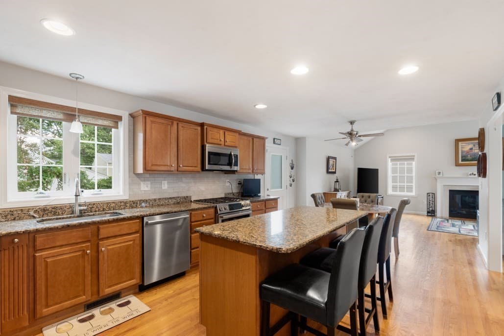 Single Family Residence at 28 Glenside Ave, Billerica MA 01821, Billerica, photo 9 of 37
