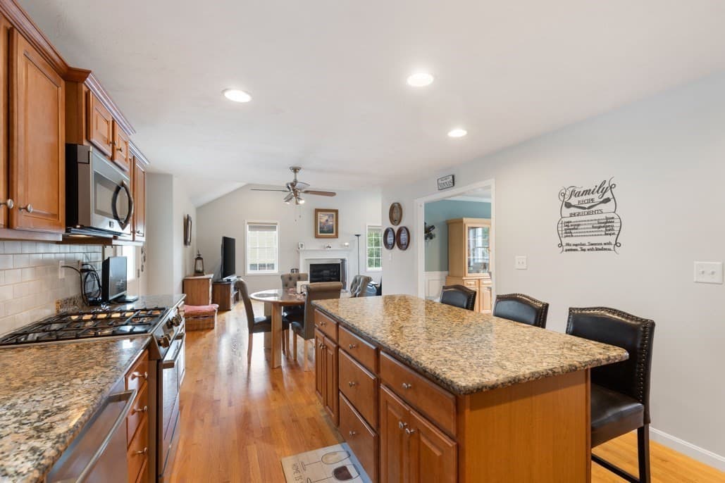 Single Family Residence at 28 Glenside Ave, Billerica MA 01821, Billerica, photo 10 of 37