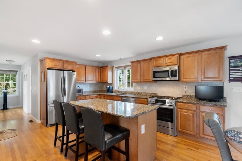Single Family Residence at 28 Glenside Ave, Billerica MA 01821, Billerica, photo 8 of 37