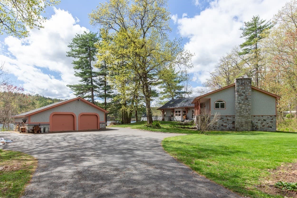 21 Hinds Lane, Pelham NH 03076