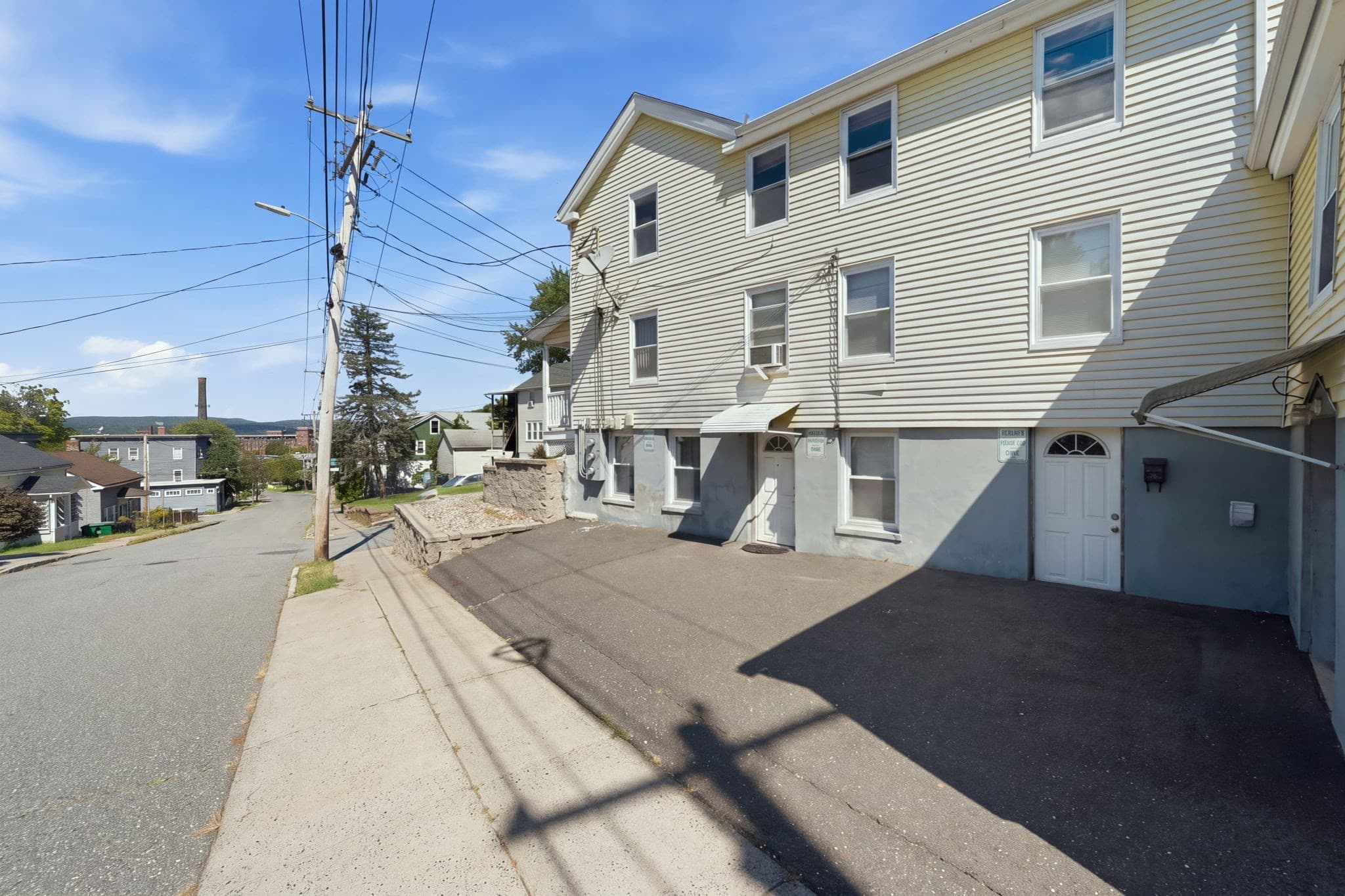 3 Family at 37 Howard St, Chicopee MA 01013, Chicopee, photo 6 of 39