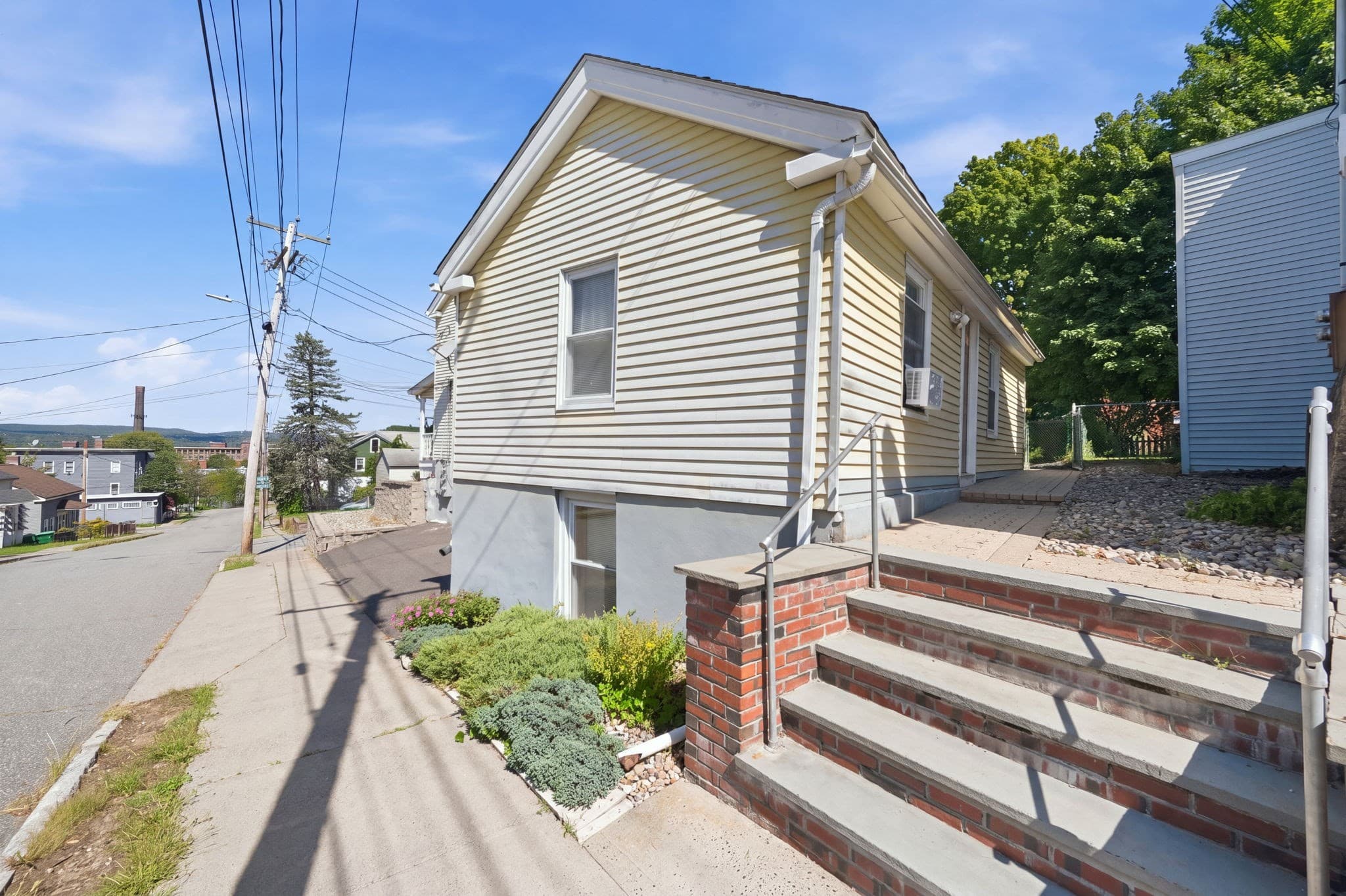 3 Family at 37 Howard St, Chicopee MA 01013, Chicopee, photo 5 of 39