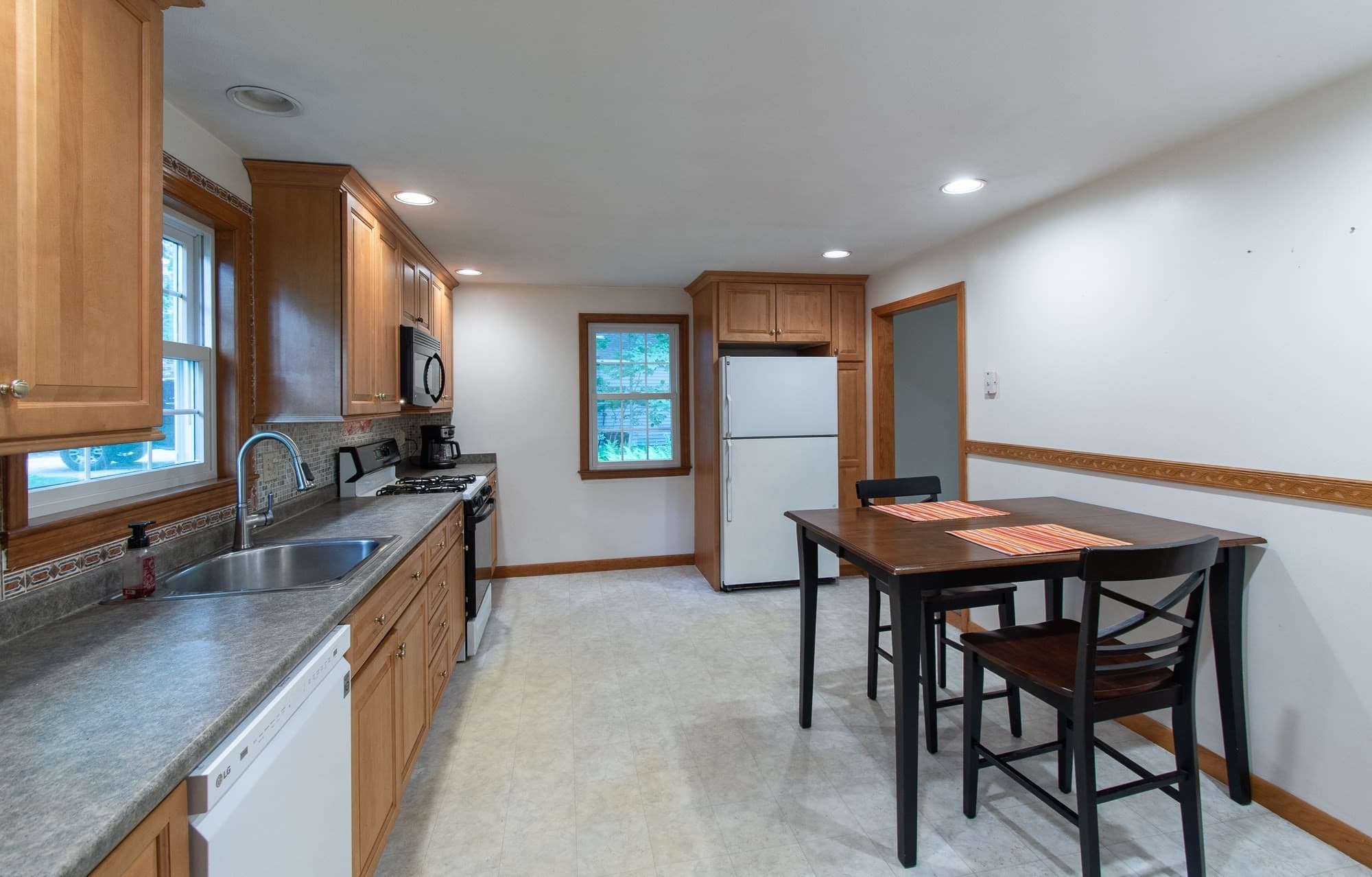 Single Family Residence at 16 Crabapple Ln, Chelmsford MA 01824, photo 4 of 27