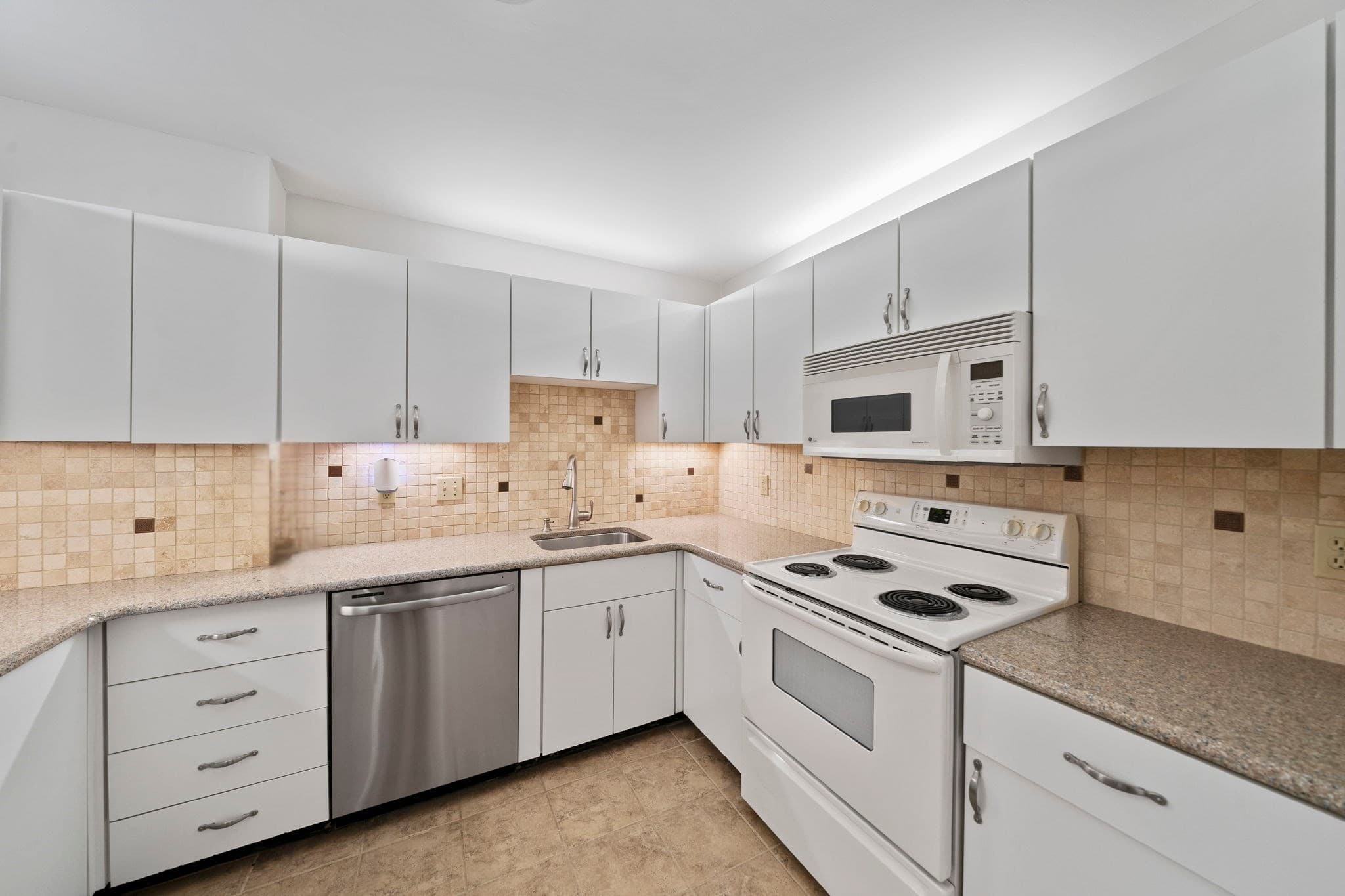 Condominium at 100 Parks St # 27, Duxbury MA 02332, Duxbury, photo 2 of 35