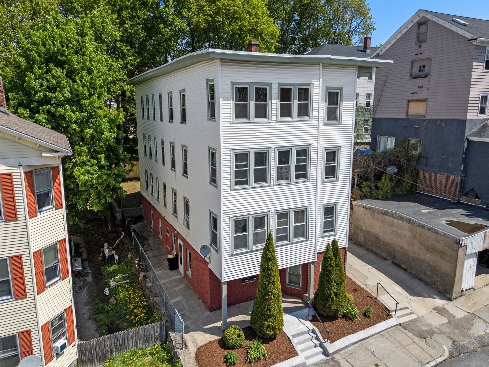 4 Family - 4 Units Up/Down at 31 Chrome St, Worcester MA 01604, Worcester, photo 2 of 18