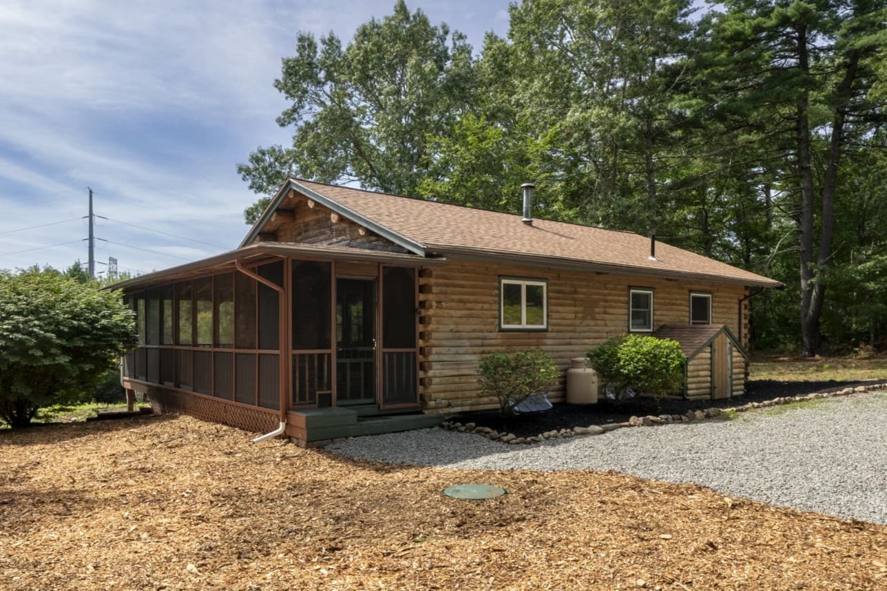 25 Old Center St, Carver MA 02330