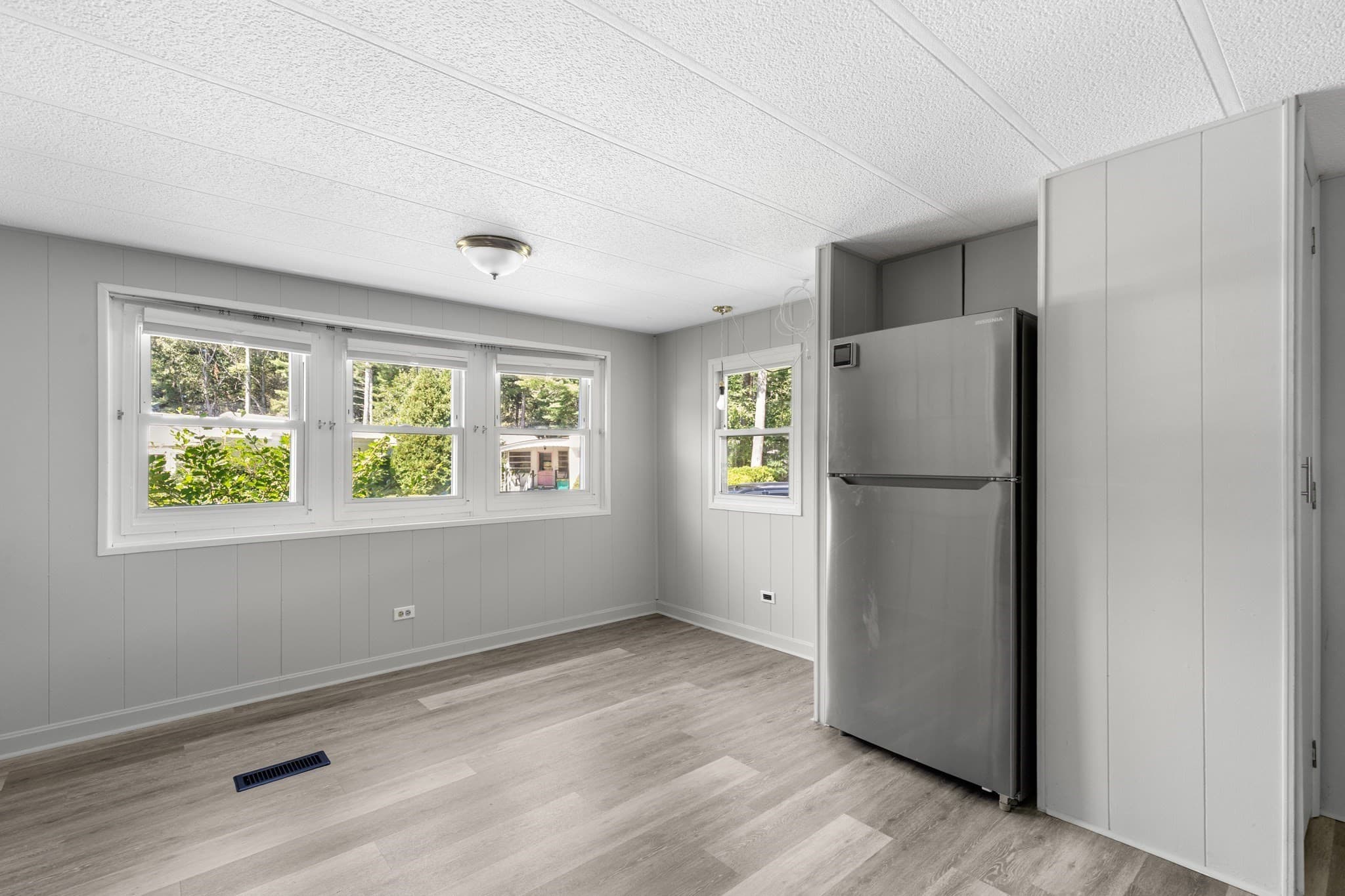 Mobile Home at 71 Maplewood Dr, Halifax MA 02338, Halifax, photo 7 of 27