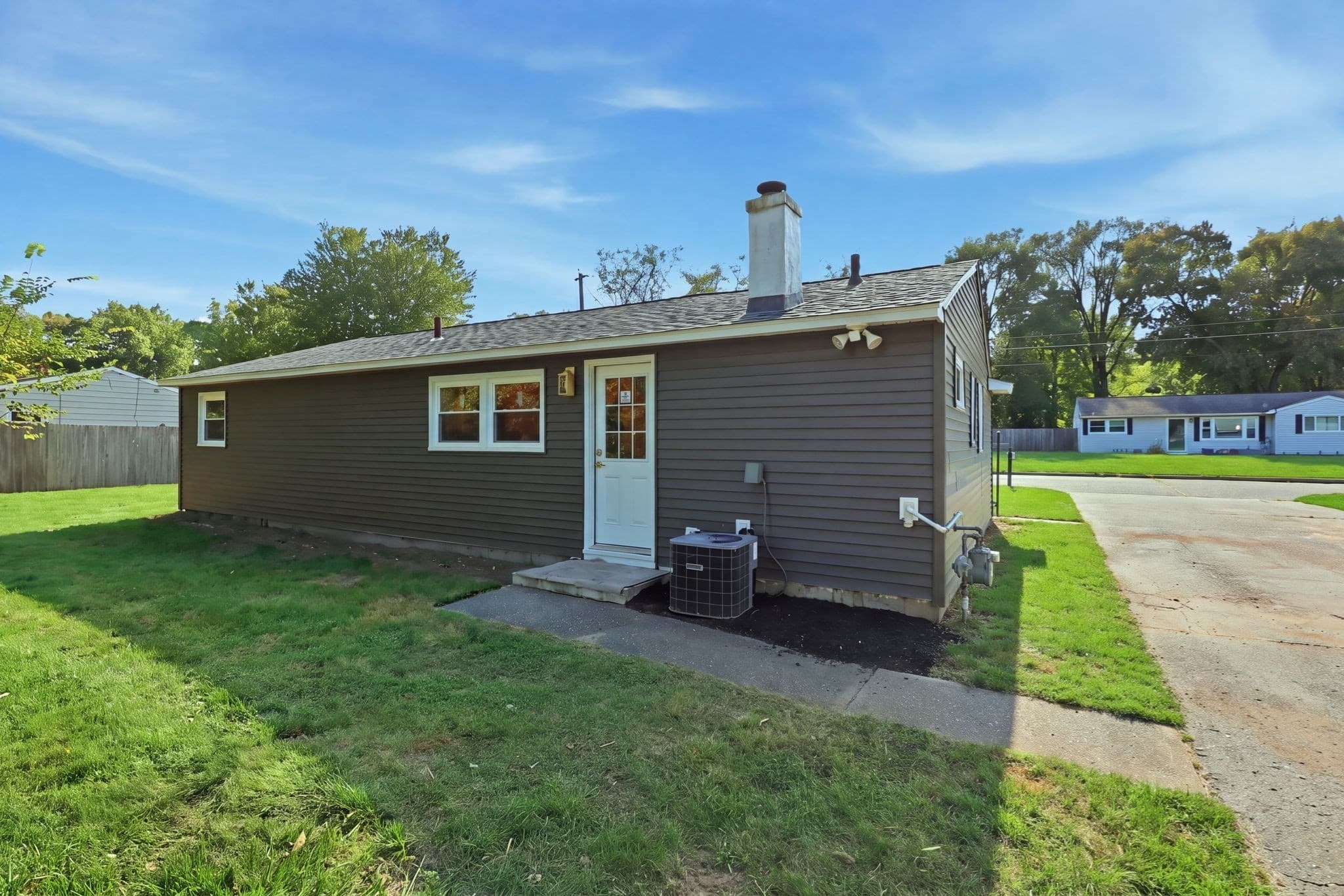 Single Family Residence at 243 Shady Brook Ln, Springfield MA 01118, Springfield, photo 6 of 38