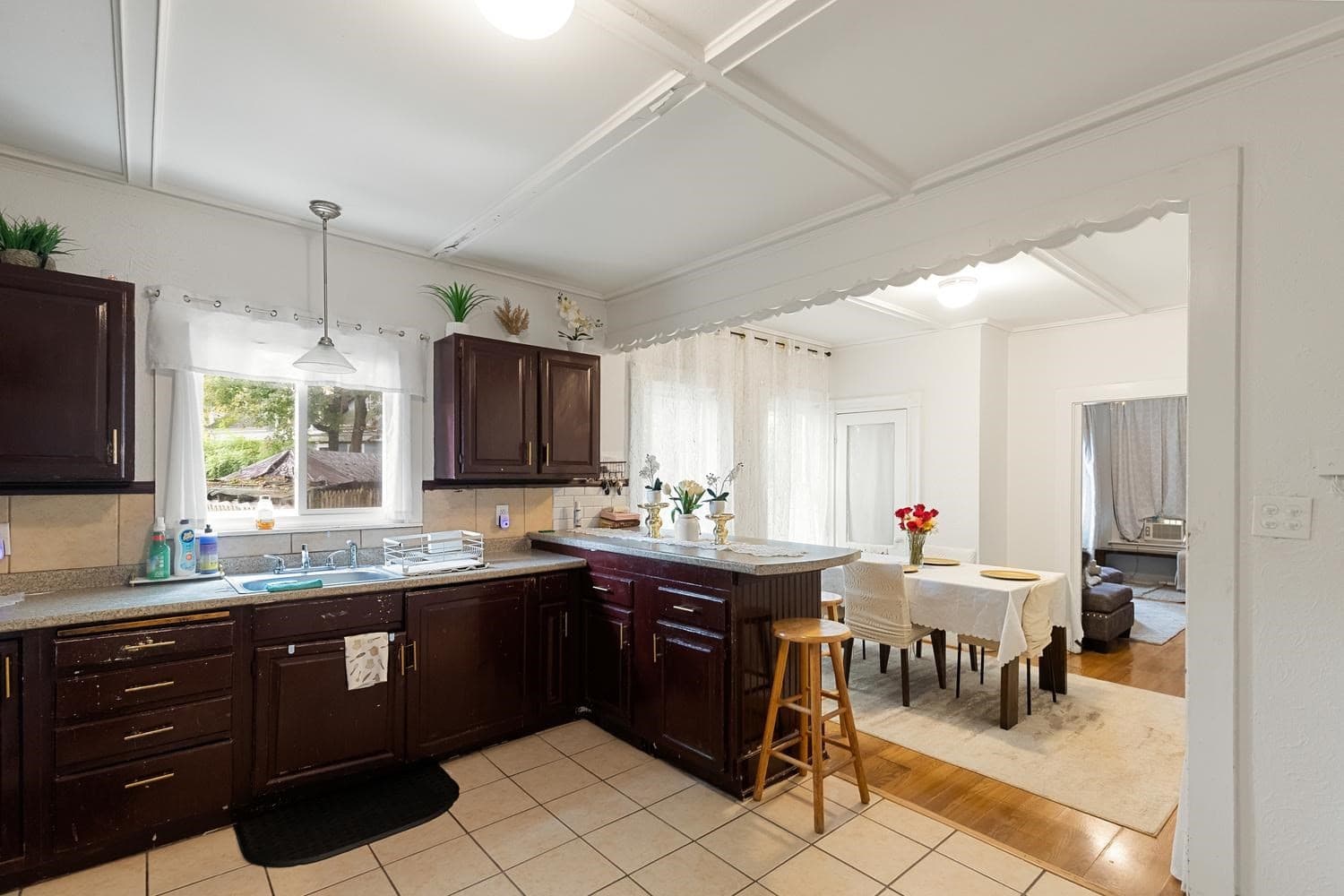 3 Family at 9 Knowlton Sq, Gloucester MA 01930, Gloucester, photo 10 of 35