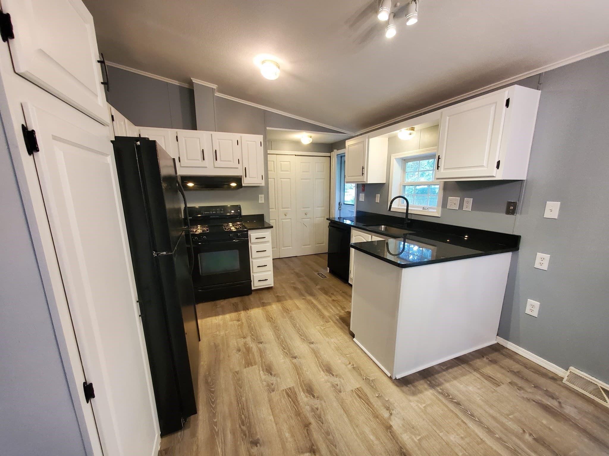 Mobile Home at 21 Fox Run, Brookfield MA 01506, Brookfield, photo 5 of 35