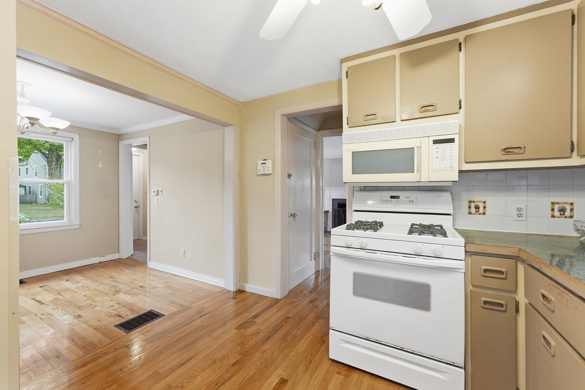 Single Family Residence at 76 Fenway Dr., Springfield MA 01119, Springfield, photo 8 of 42