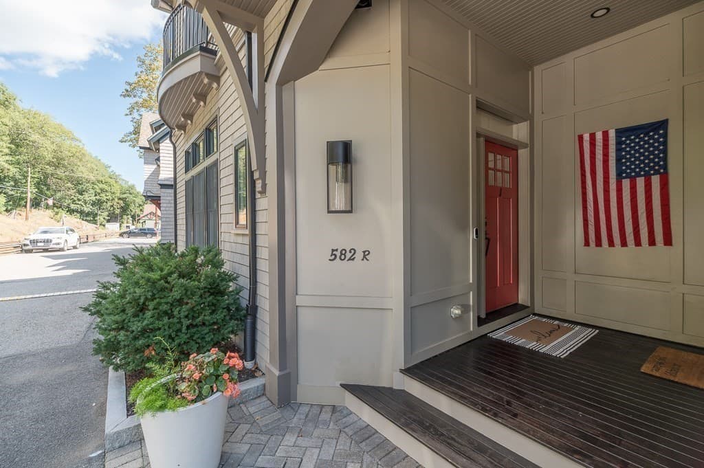 Condominium at 582R Hale # 1, Beverly MA 01915, Beverly, photo 3 of 31