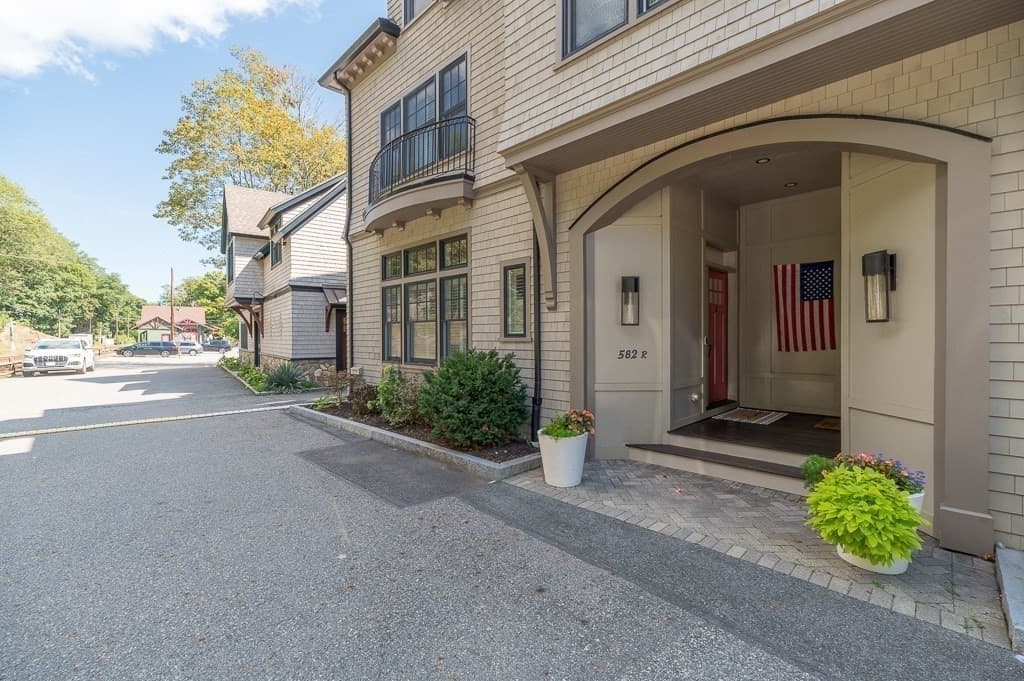 Condominium at 582R Hale # 1, Beverly MA 01915, Beverly, photo 28 of 31