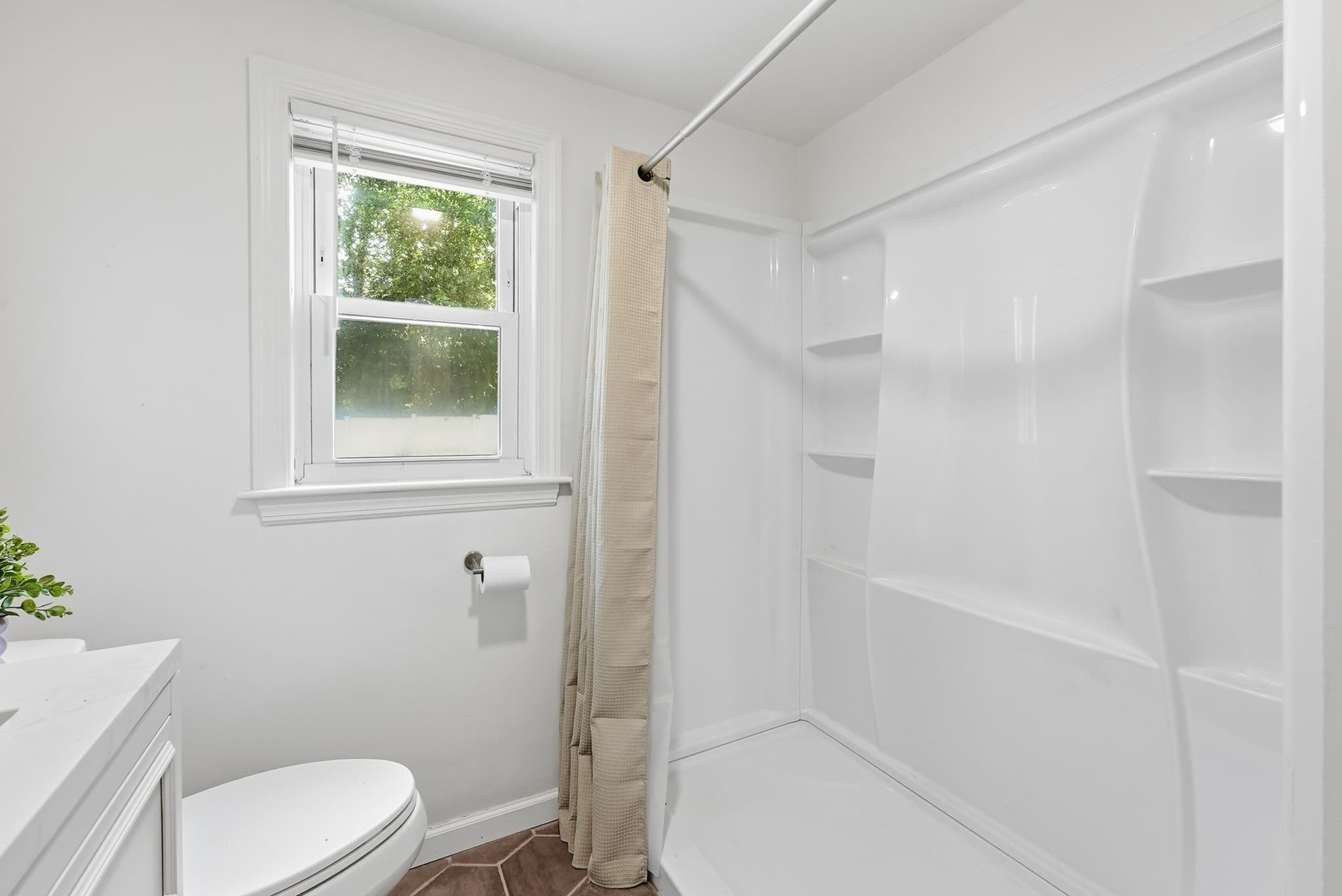 Single Family Residence at 401 Kings Hwy, West Springfield MA 01089, West Springfield, photo 17 of 39