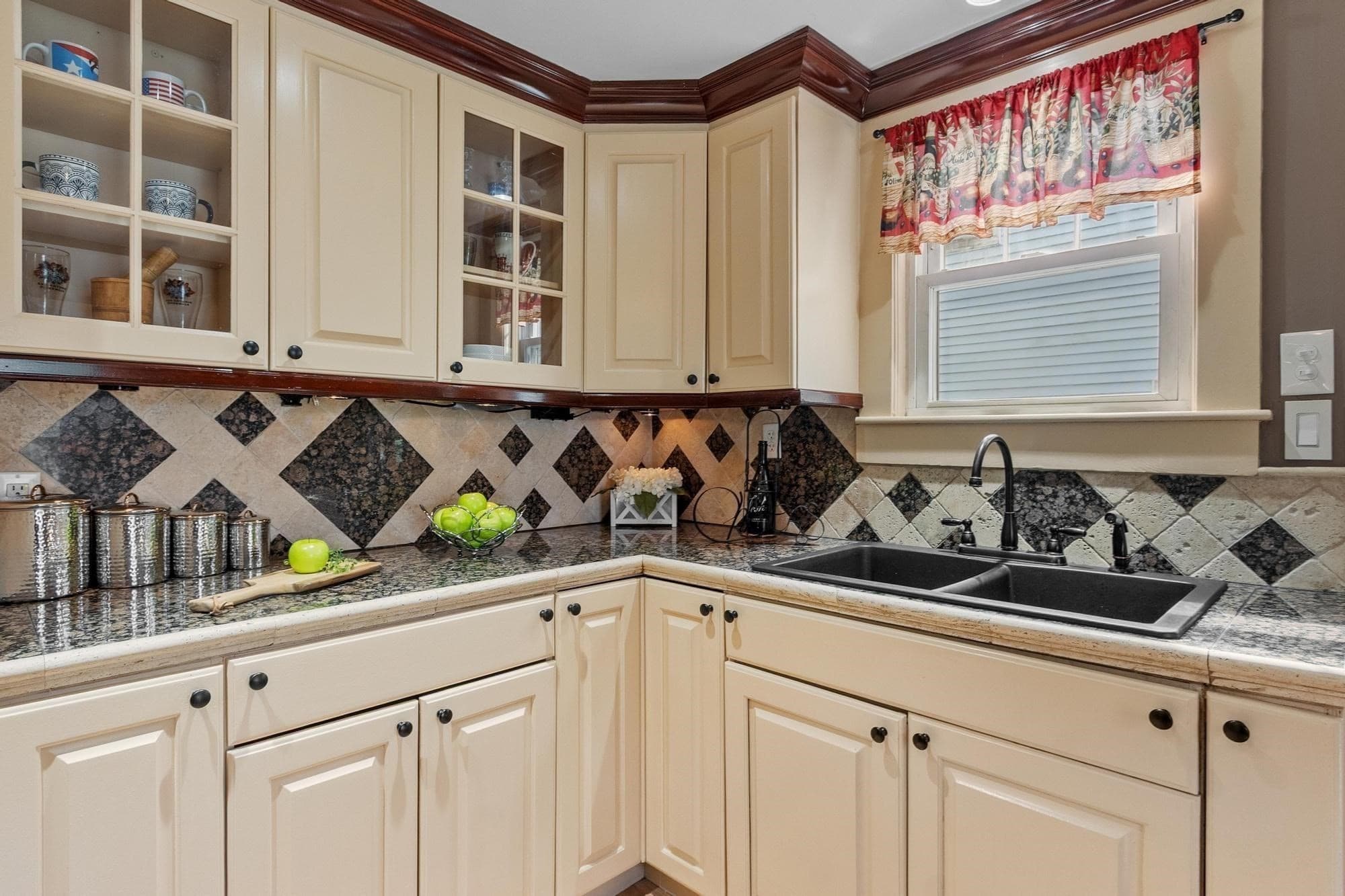 Single Family Residence at 282 Boutelle St, Fitchburg MA 01420, Fitchburg, photo 4 of 42