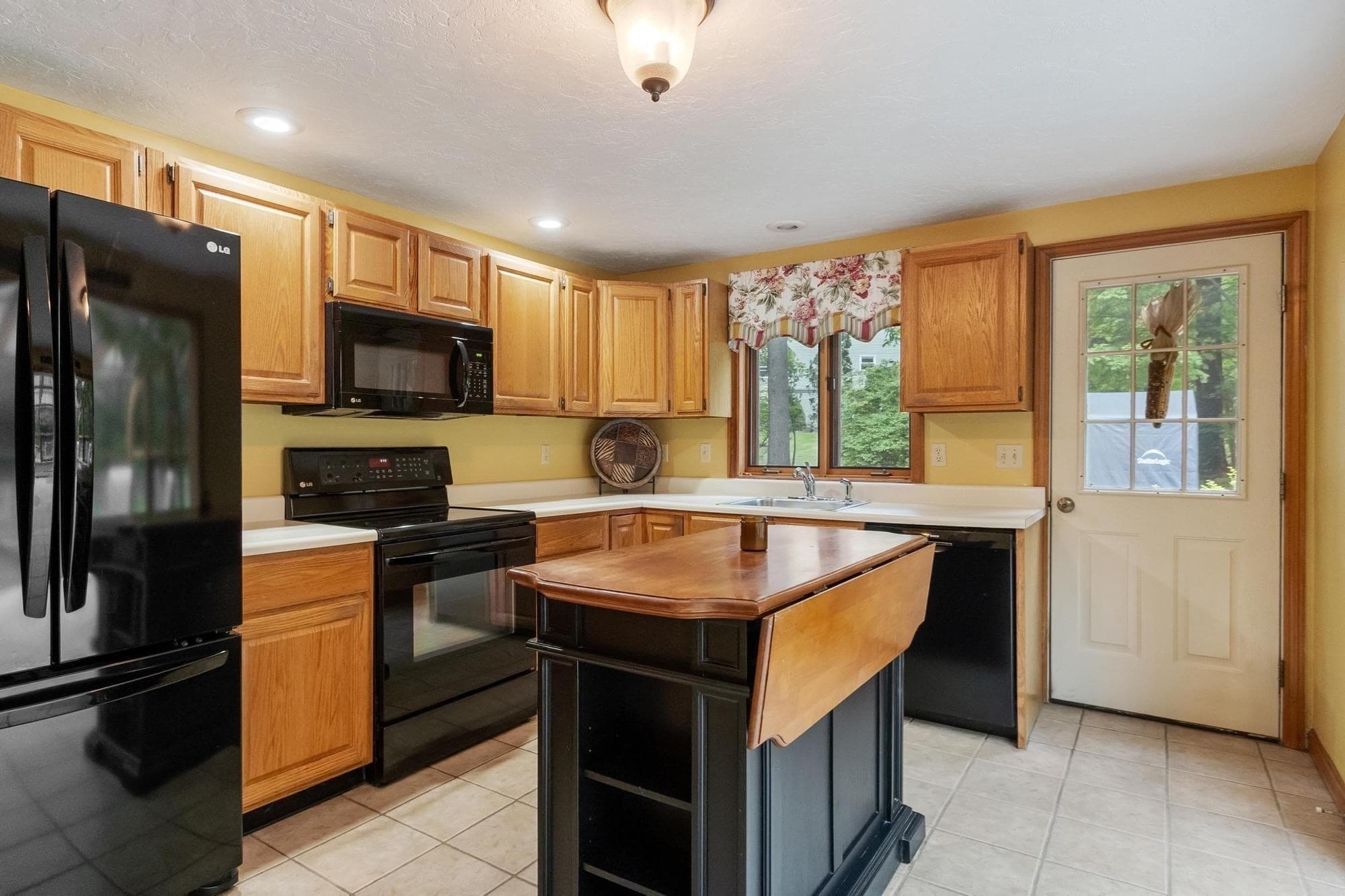 Single Family Residence at 10 Hog Hill Rd, Pepperell MA 01463, Pepperell, photo 11 of 41