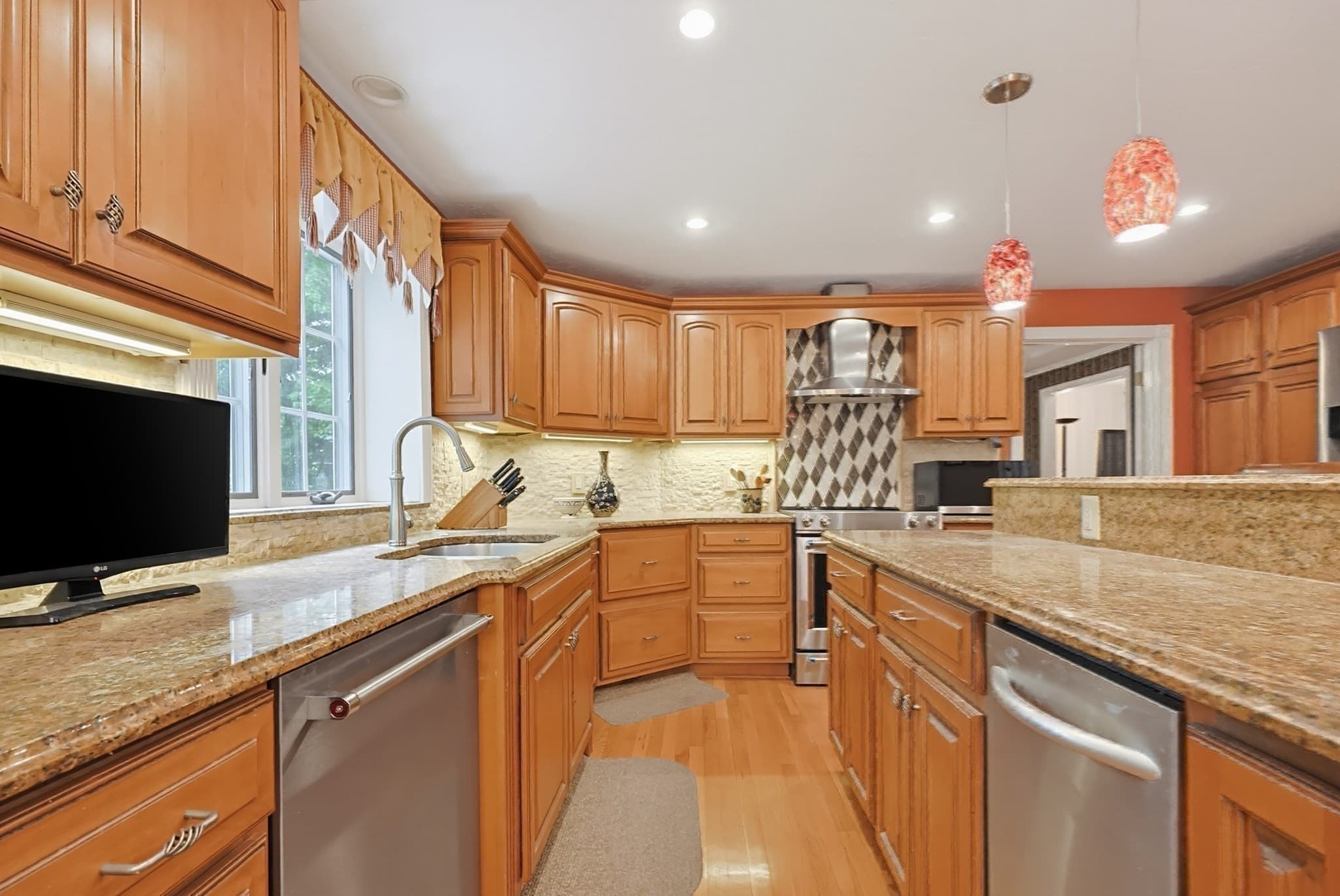 Single Family Residence at 66 Farrington Ln, Marlborough MA 01752, Marlborough, photo 4 of 42