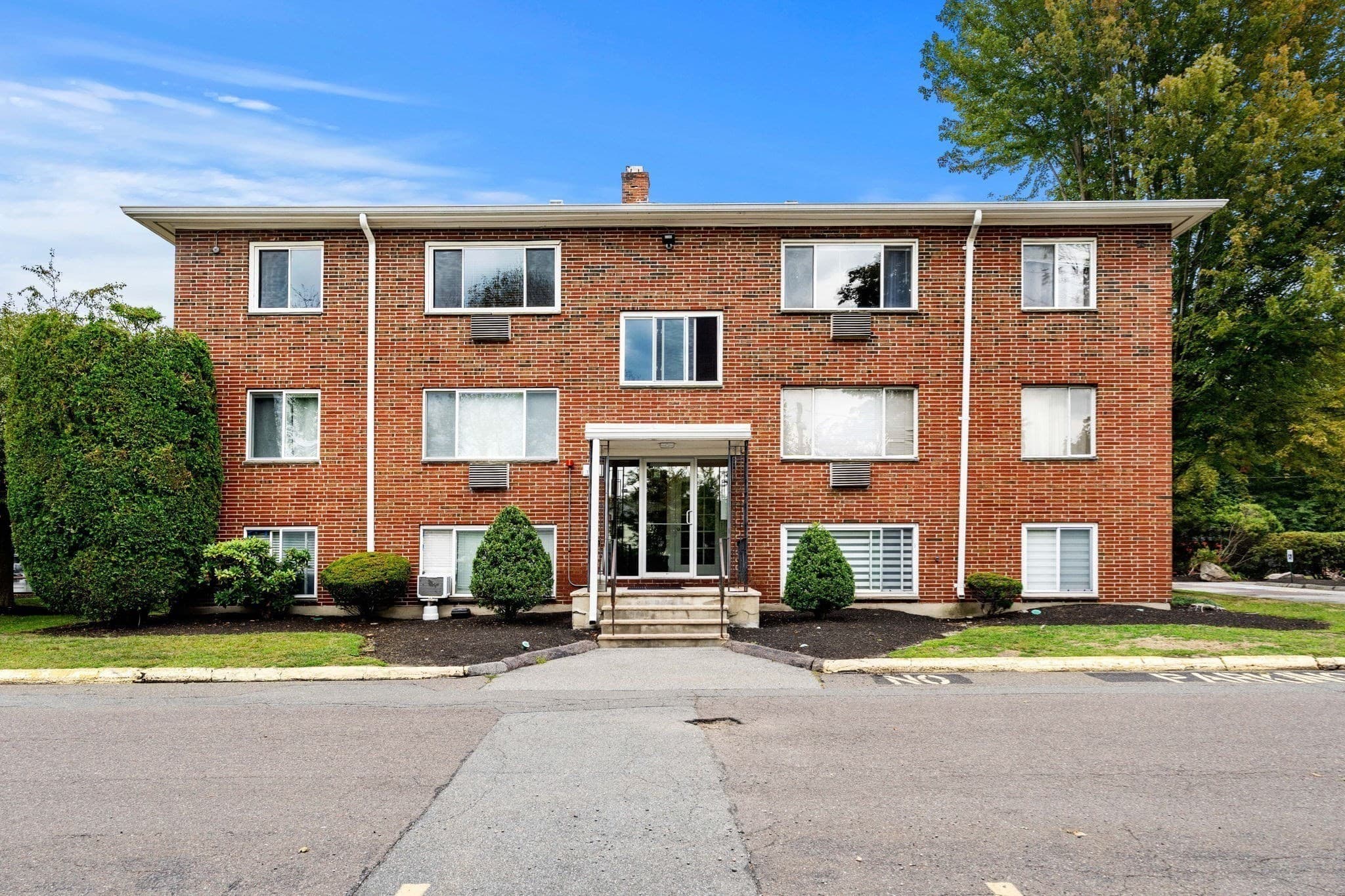 Condominium at 3 Albert Dr # 11, Woburn MA 01801, Woburn, photo 2 of 15
