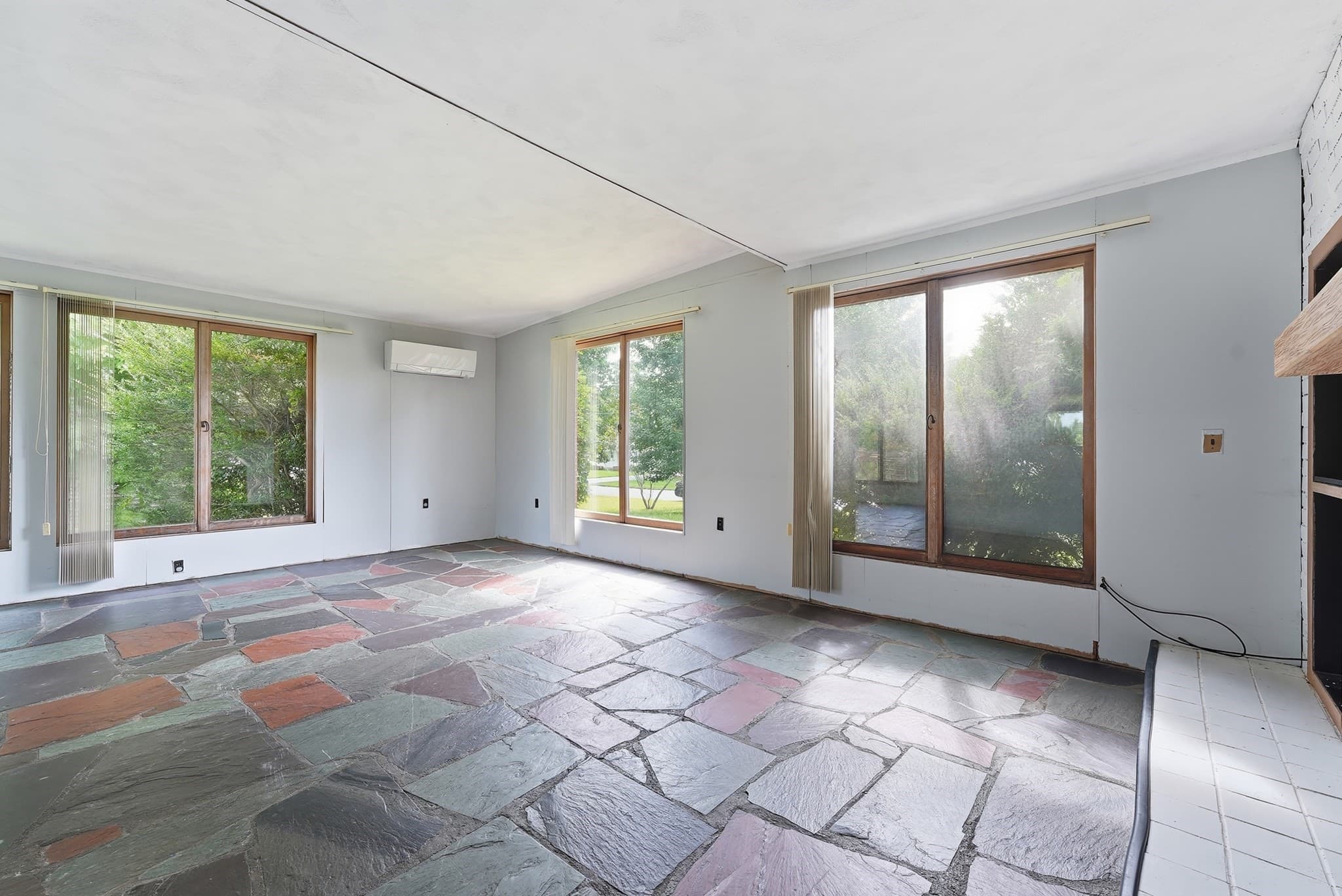 Single Family Residence at 31 Woodcrest Road, Springfield MA 01129, Springfield, photo 11 of 42