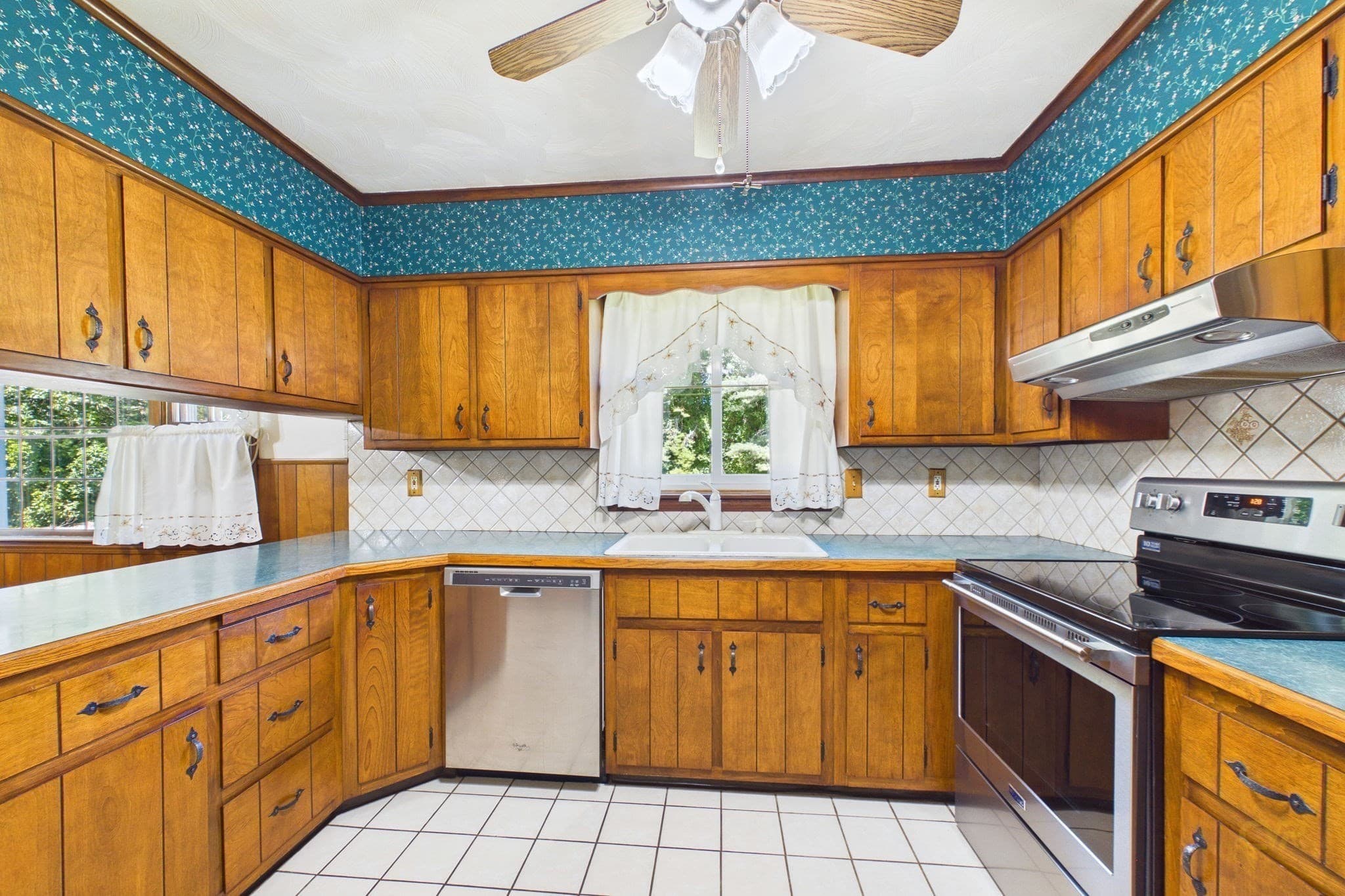 Single Family Residence at 1541 N Hixville Rd, Dartmouth MA 02747, Dartmouth, photo 7 of 32