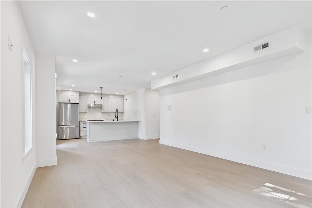 Condominium at 305 Chestnut Ave # 3, Boston MA 02130, photo 6 of 33