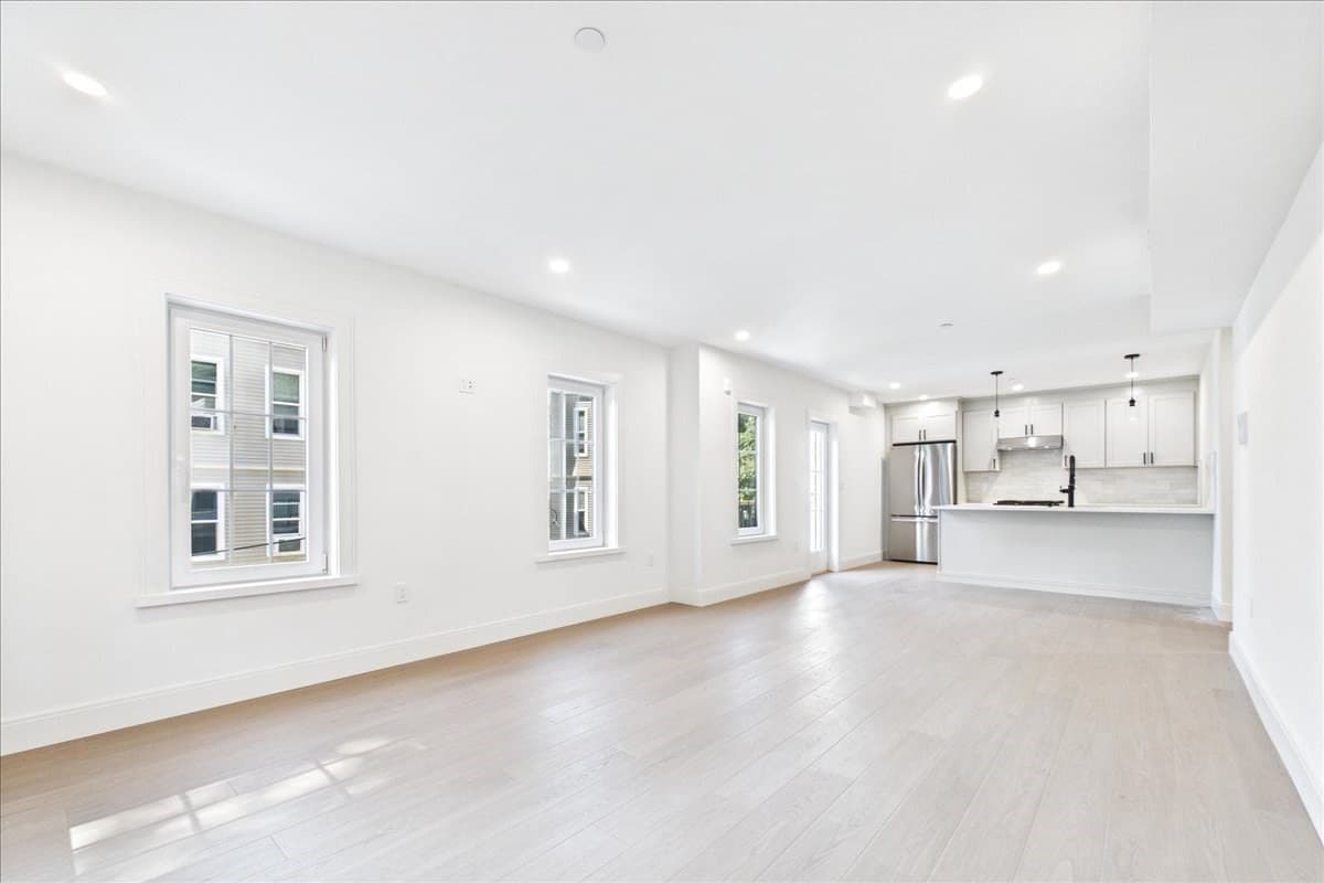 Condominium at 305 Chestnut Ave # 3, Boston MA 02130, photo 5 of 33