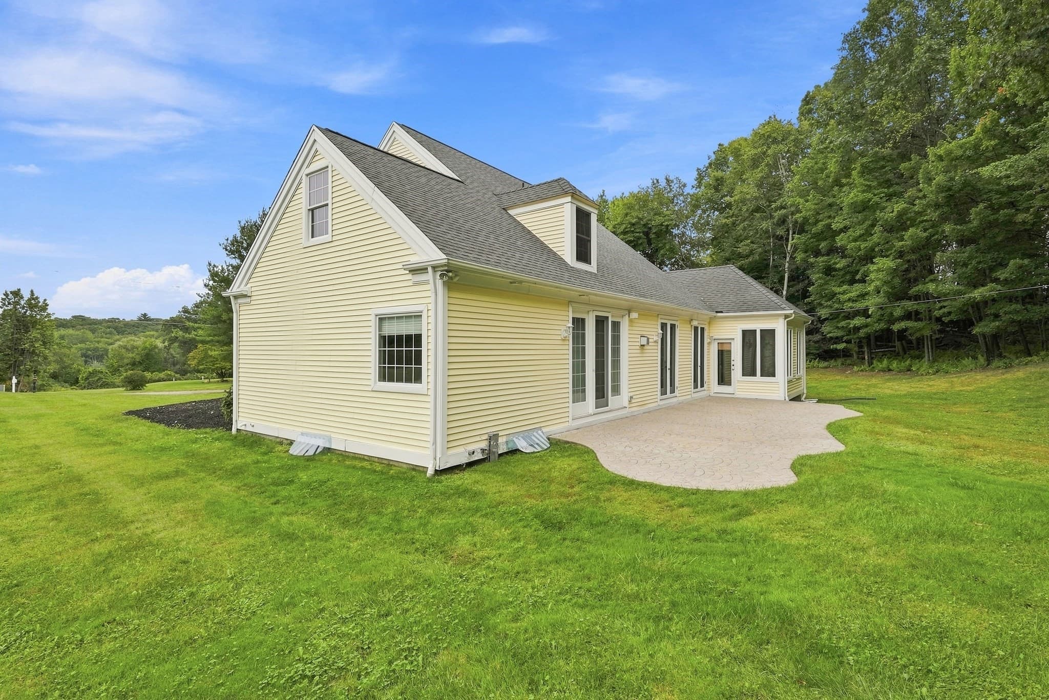 Single Family Residence at 70 Appaloosa Ln, West Springfield MA 01089, West Springfield, photo 6 of 42