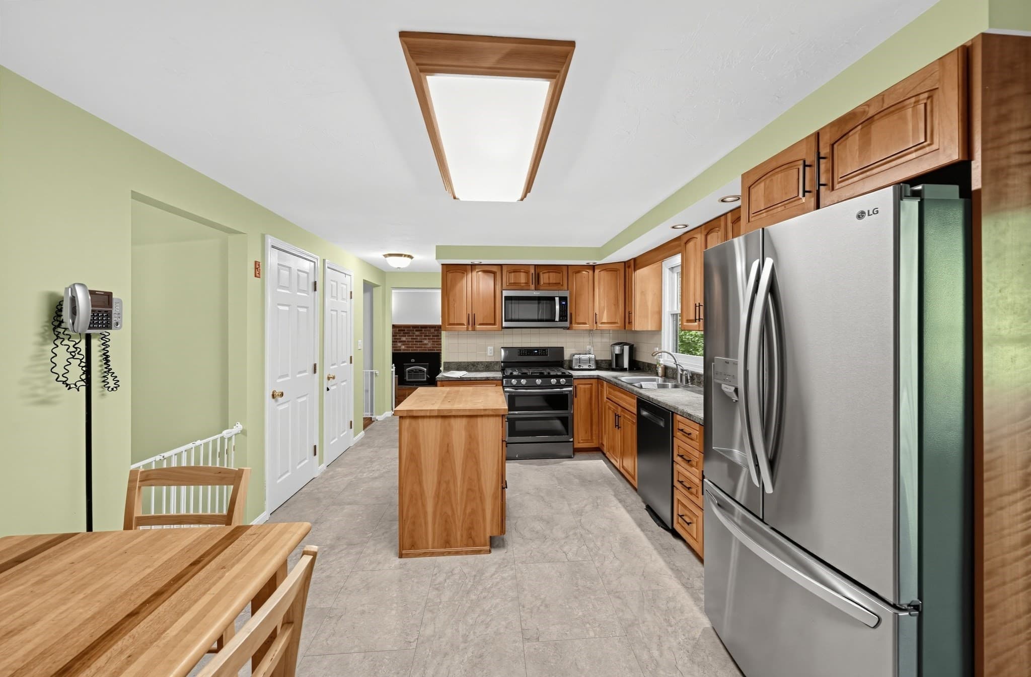 Single Family Residence at 6 Woodview Dr, Hubbardston MA 01452, Hubbardston, photo 9 of 40