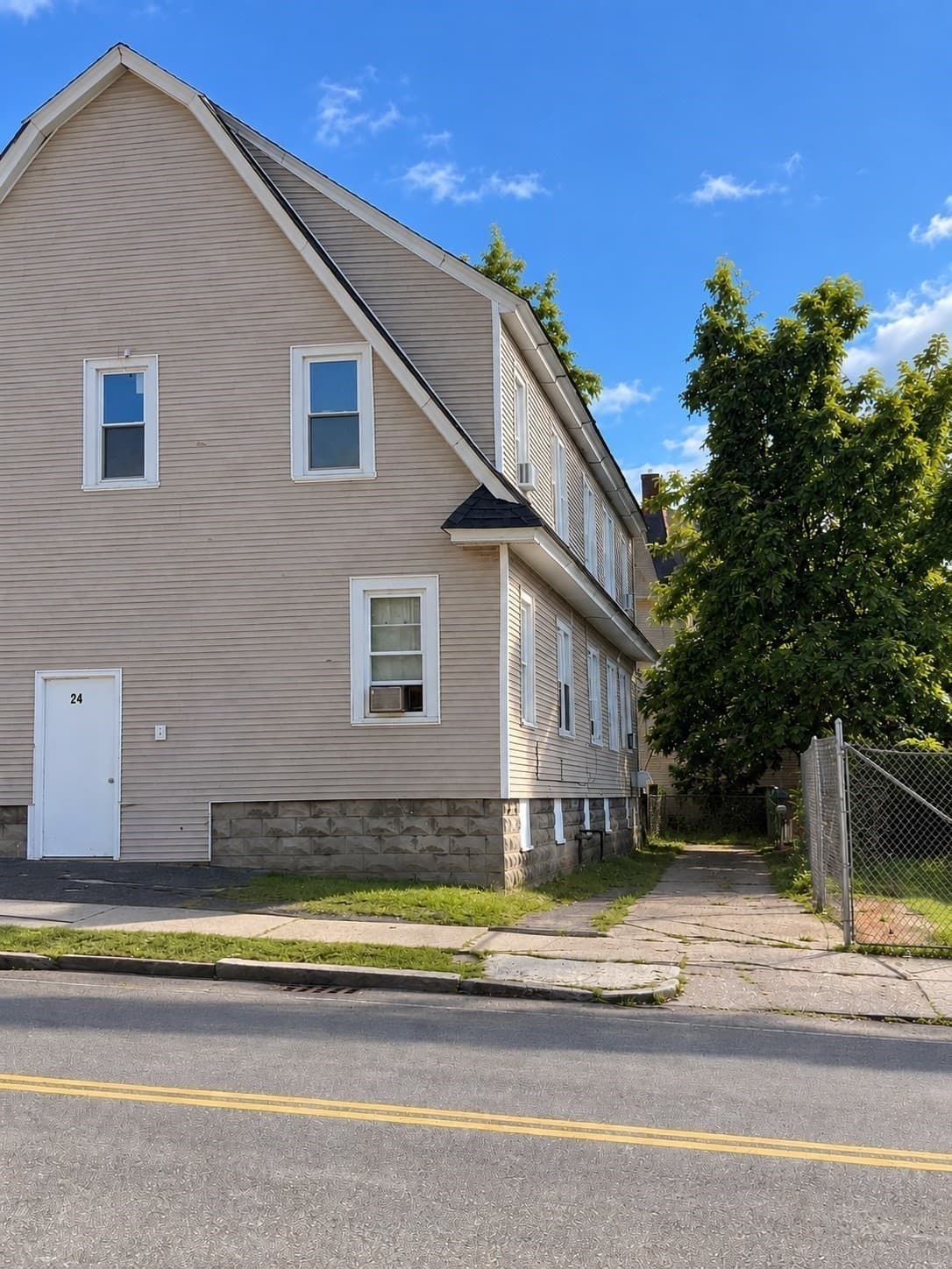 4 Family at 24 Dickinson St., Springfield MA 01108, Springfield, photo 19 of 25